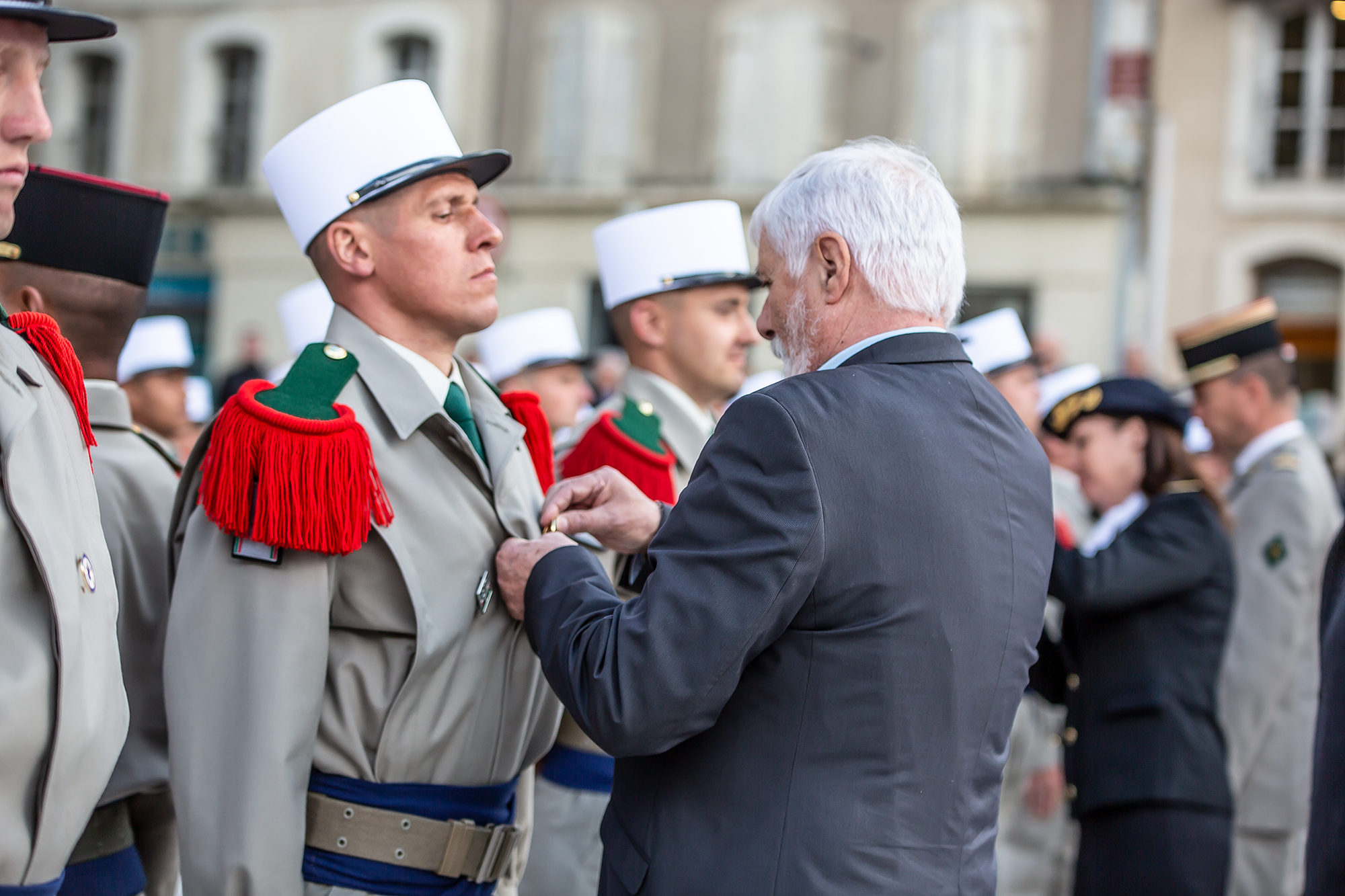 15 Les autorités remettent l'insigne de la cie 1bis 090419.jpg