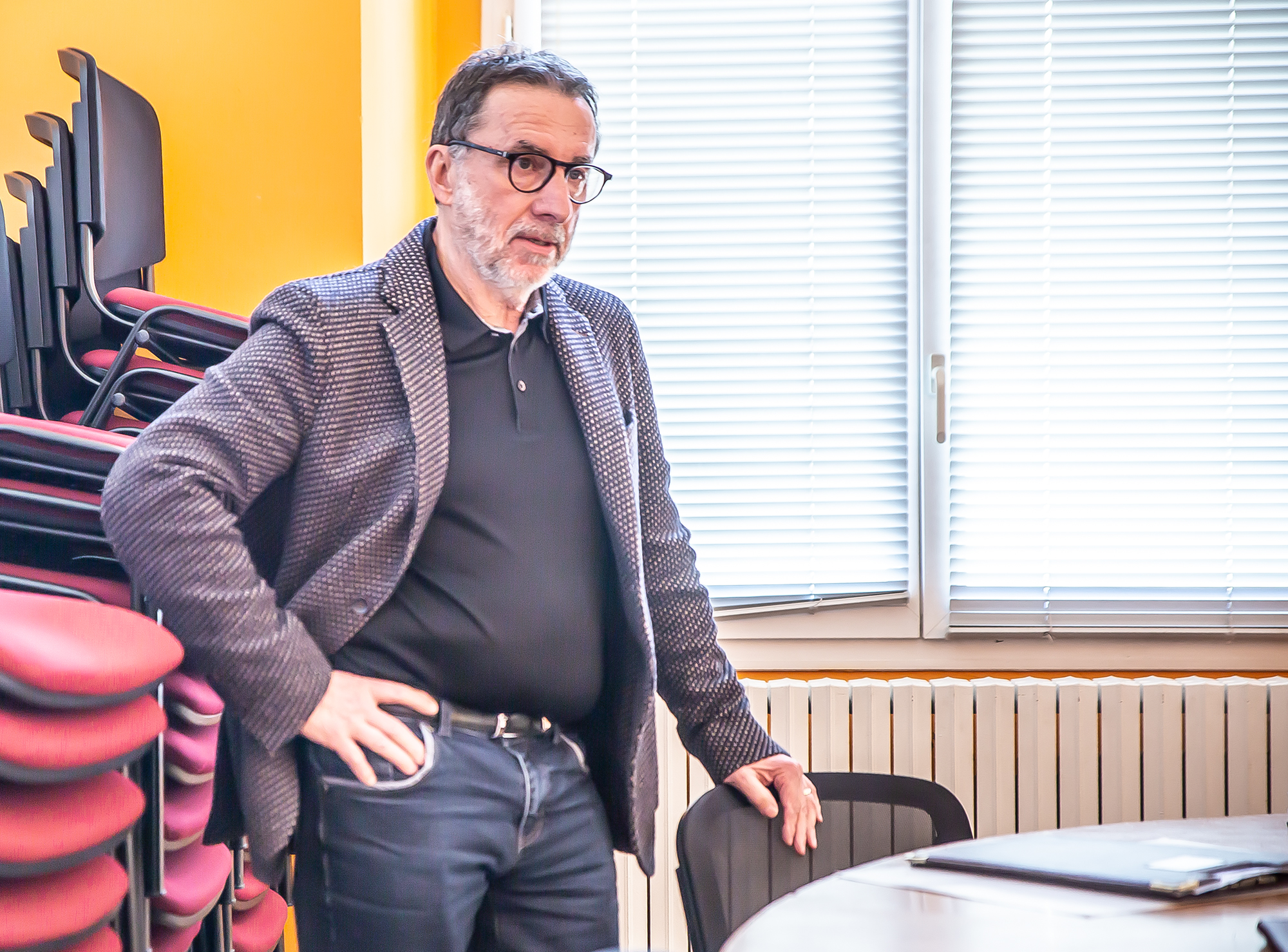 1 Christian Peyret dans une salle encombrée 1bis 100419.jpg