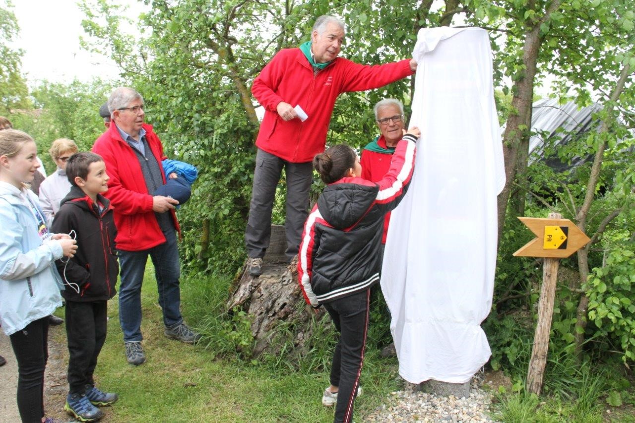 les enfants dévoilent le totem.jpg