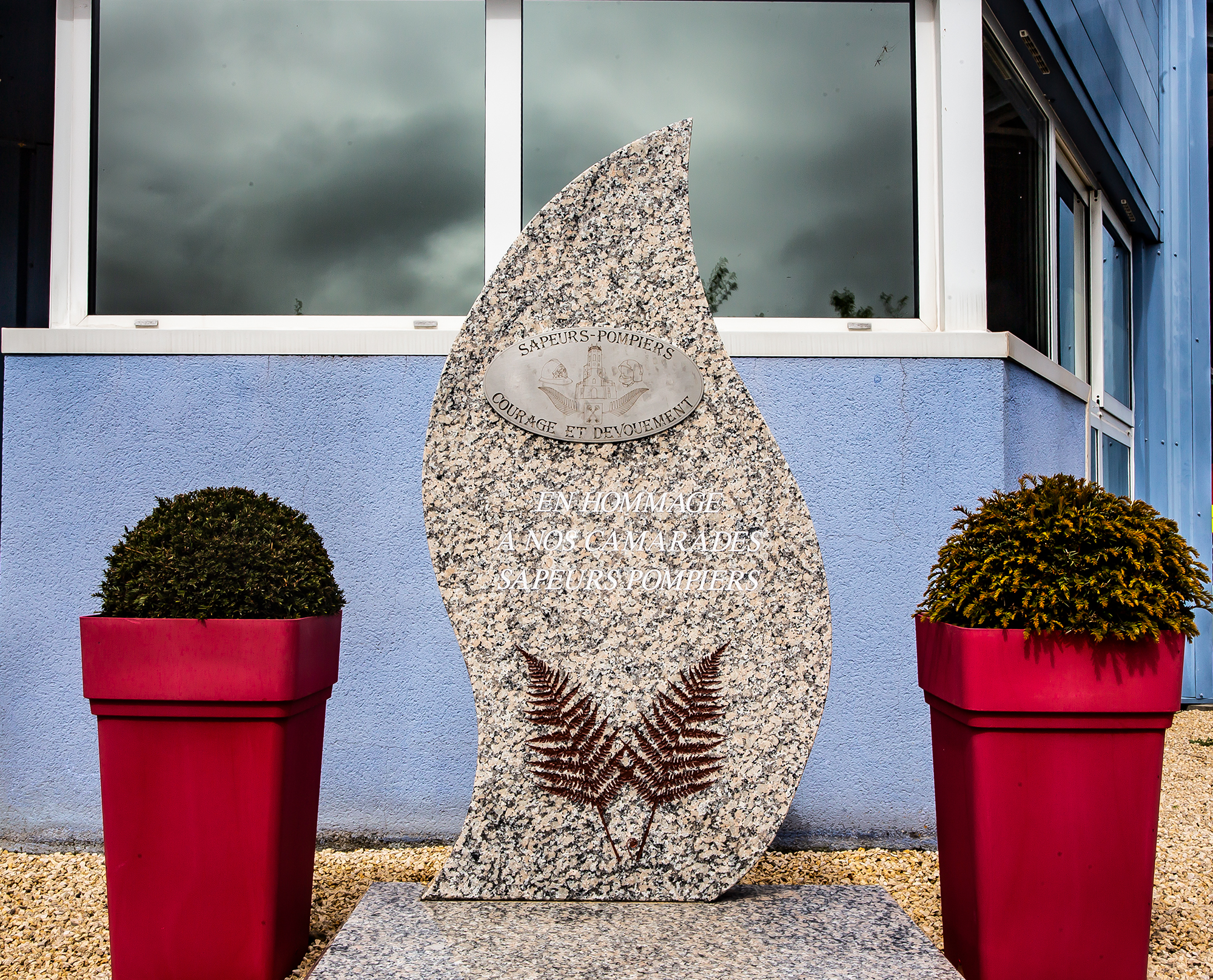 4 La stèle et ses pots 1bis 270419.jpg