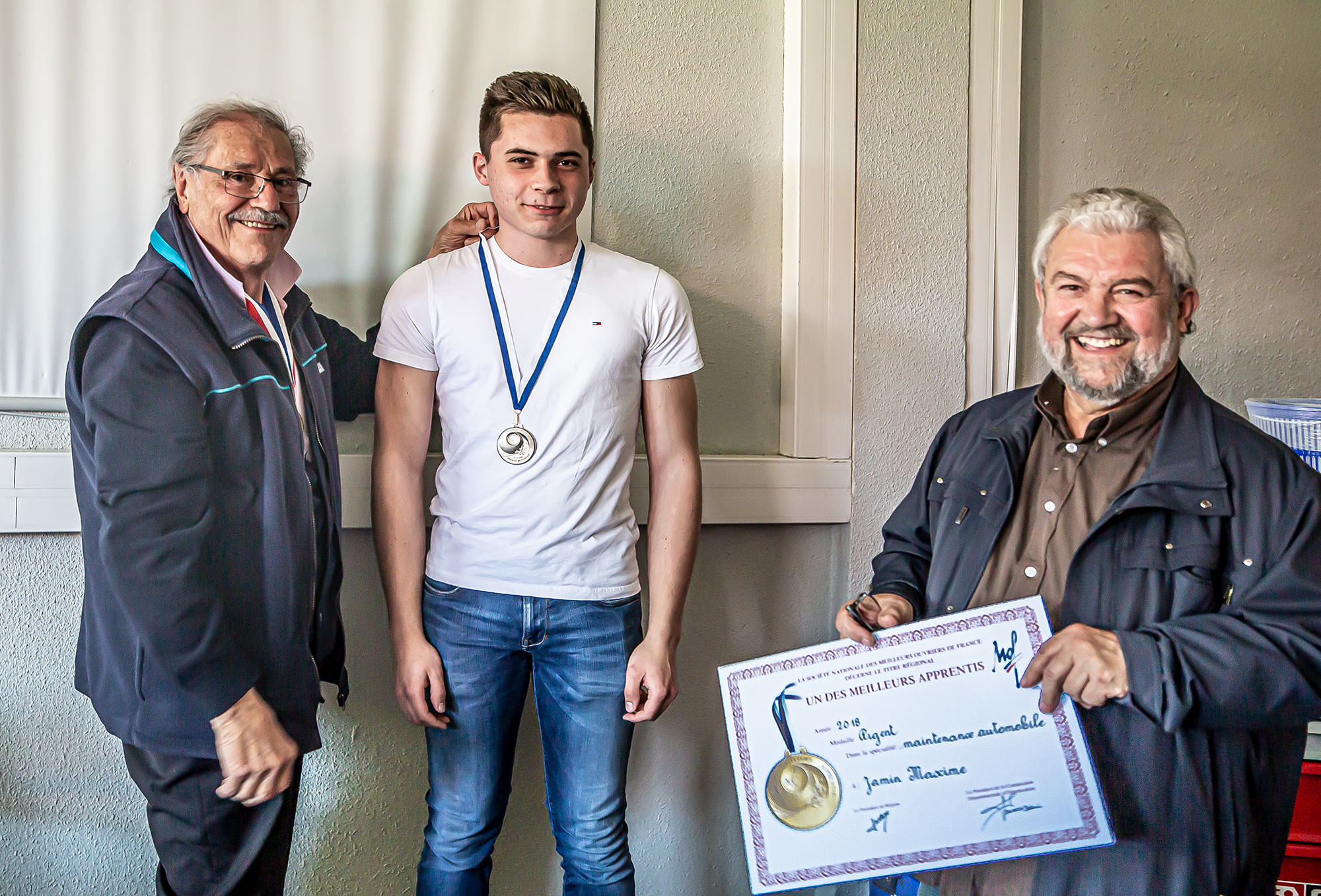 3 Maxime Jamin reçoit la médaille et le diplôme 1bis 140519.jpg
