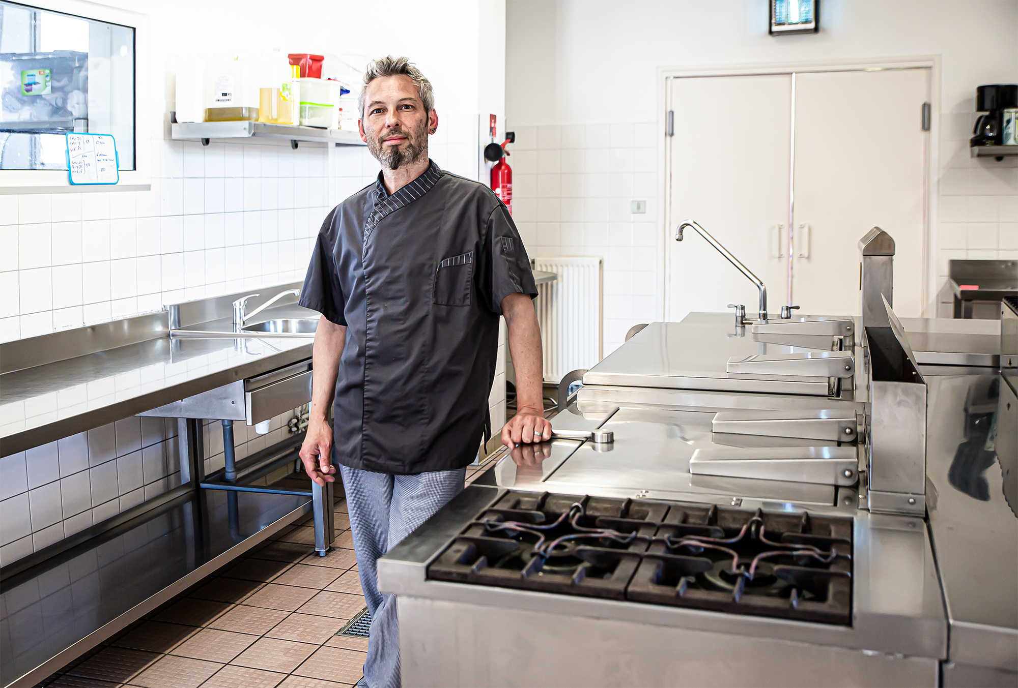 2 Hugo Dereymez dans la cuisine de la cantine 1bis 130619.jpg