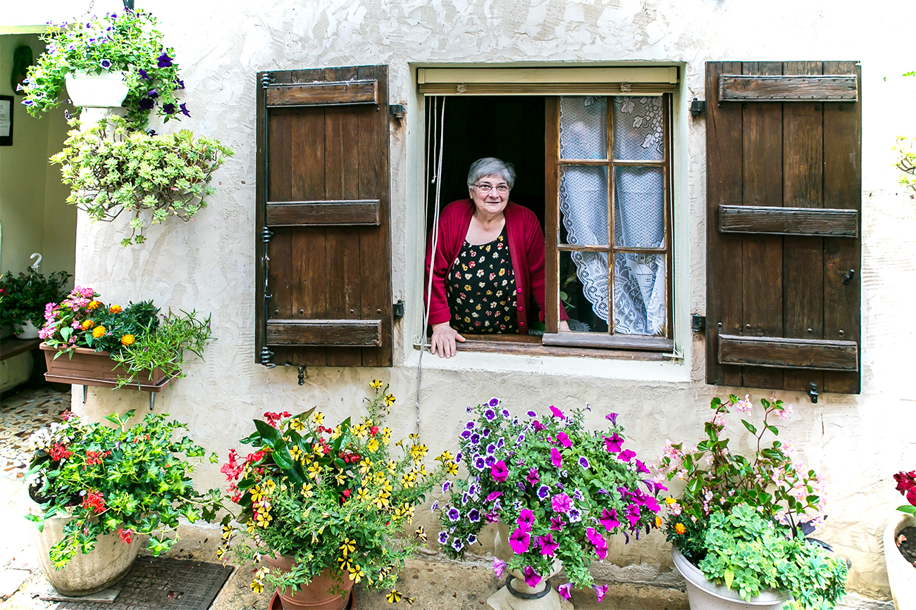 Marie-Claude Laffargue et la façade de sa maison 1bis 070714.jpg