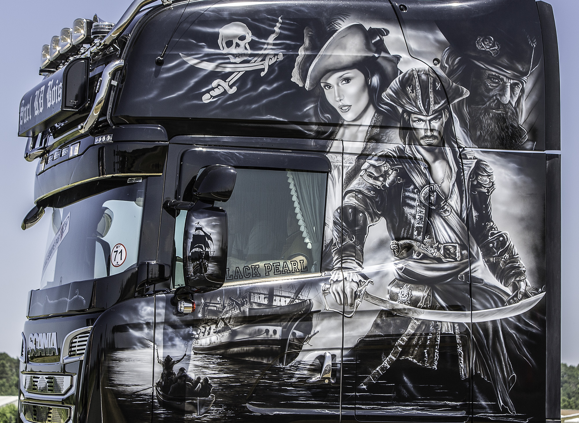 25 Des pirates jusque sur le rétroviseur 1bis 250617.jpg