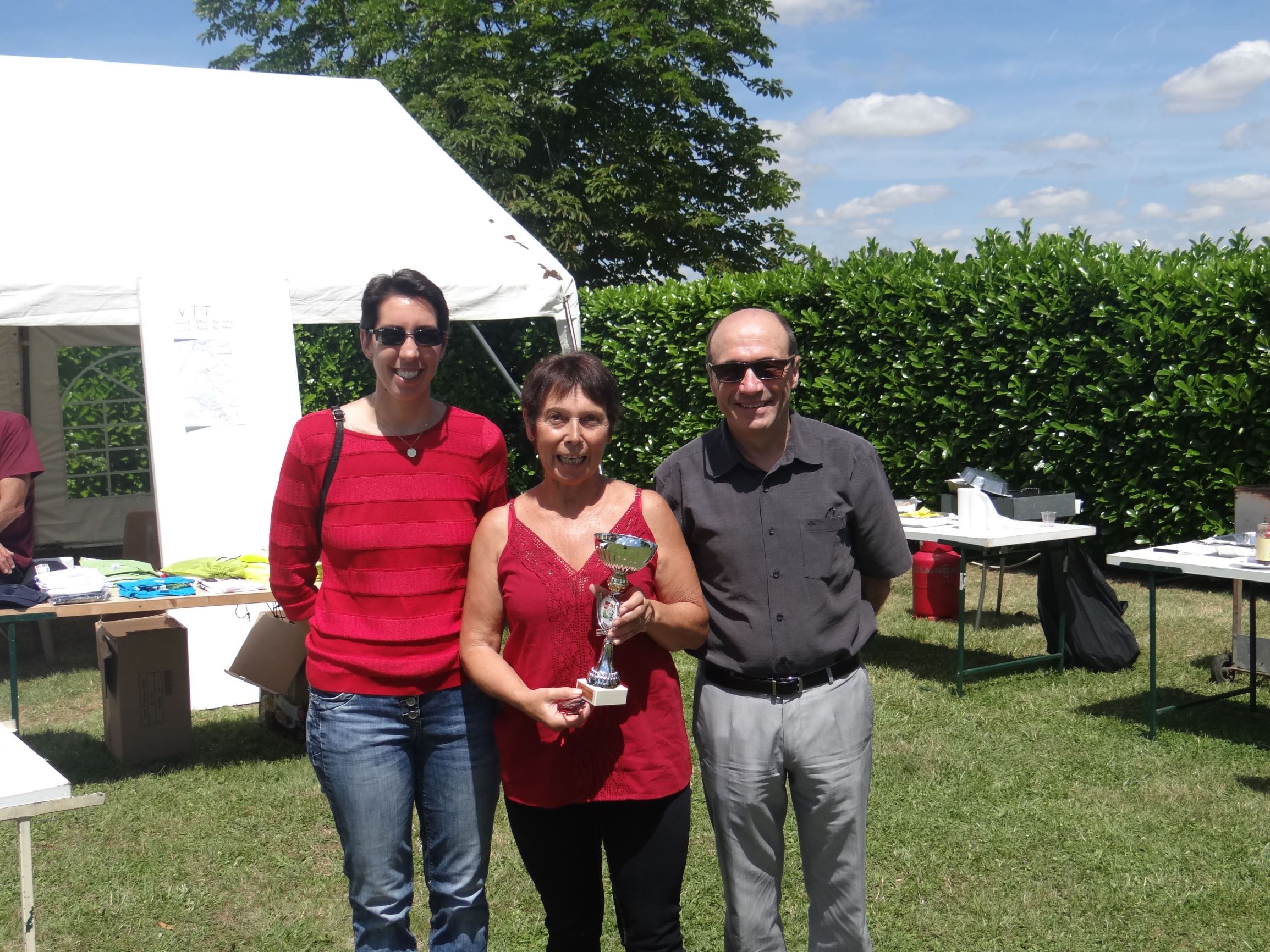Preignan  Lydie Toison Vce Présidente du C.D. et Evelyne Savona Présidente de l'Aclés, récompensent la GV Preignanaise DSC03364 ter.jpg