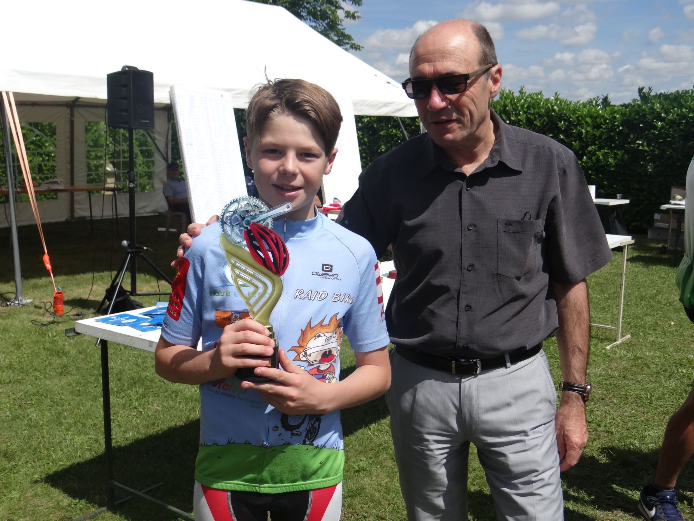 Preignan Pascal Mercier maire de Preignan et Nathan Fresse le jeune vététiste du raid bike auscitain DSC03350 ter.jpg