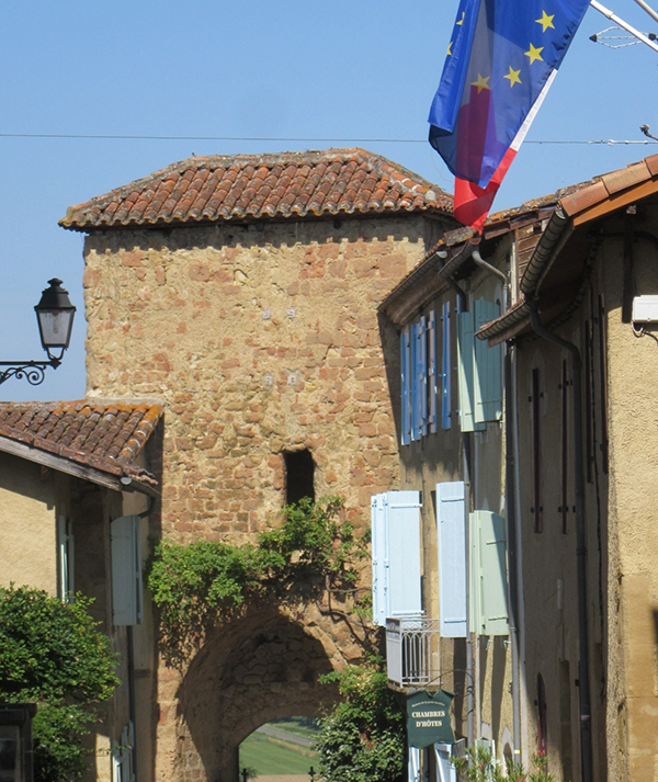 Montesquiou la porte.jpg