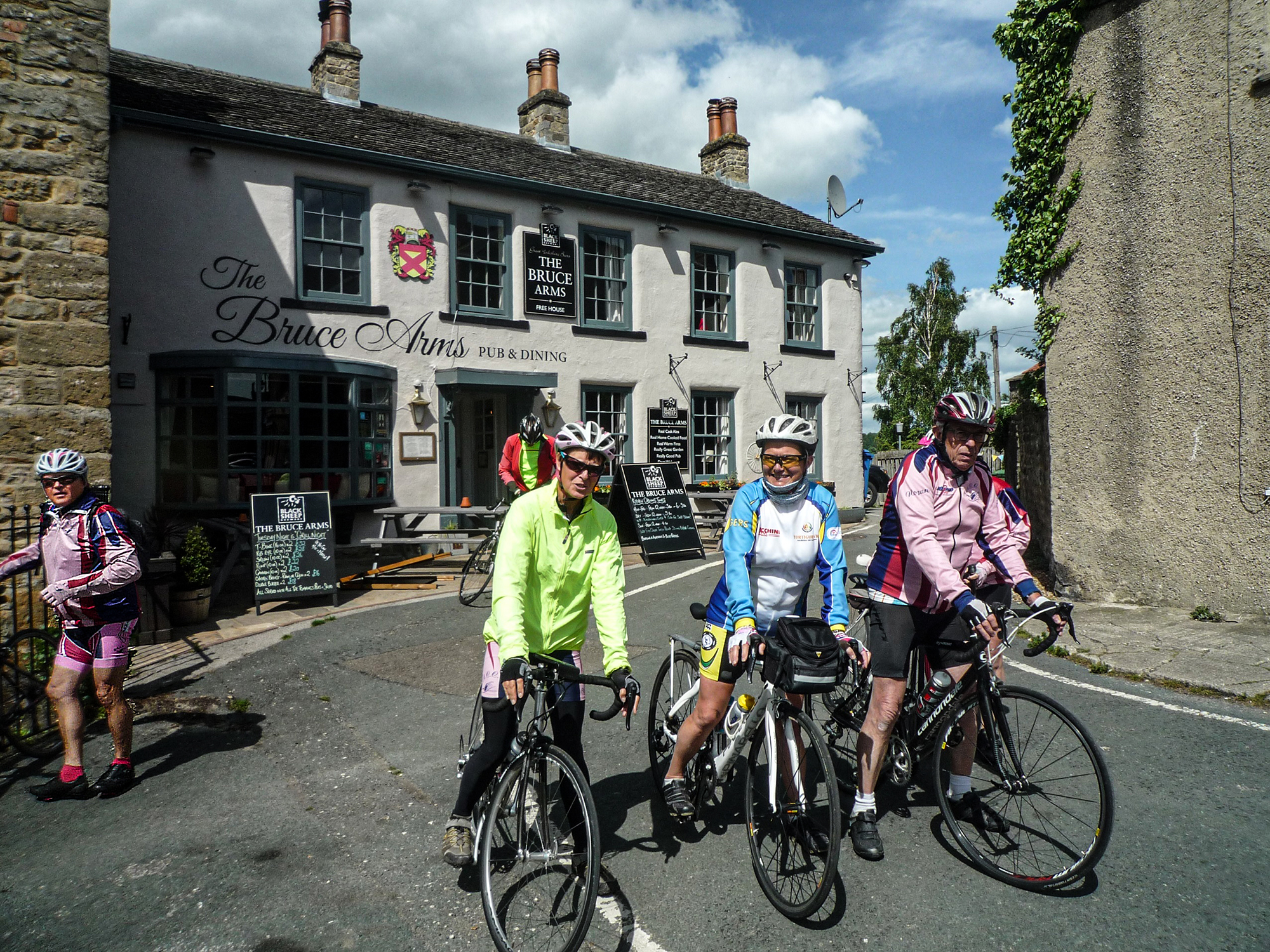 5 Devant le pub Bruce Arms dans York 1bis 010619.jpg