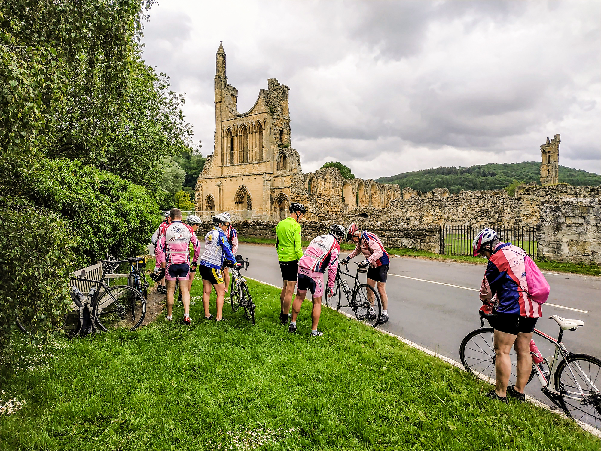 7 Devant l'abbaye de Byland en ruines 1bis 010619.jpg