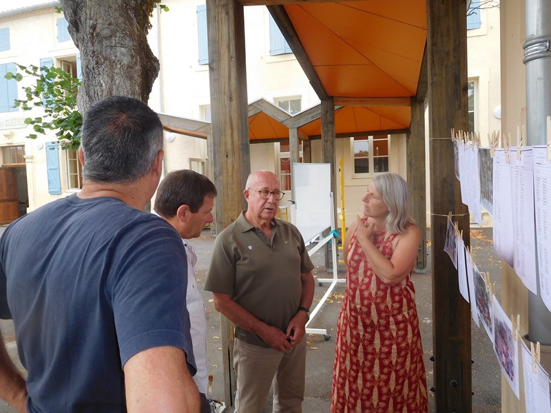 L'ancien directeur M Robert en    discussion avec l'actuelle directrice Mme Nicole Pion.JPG