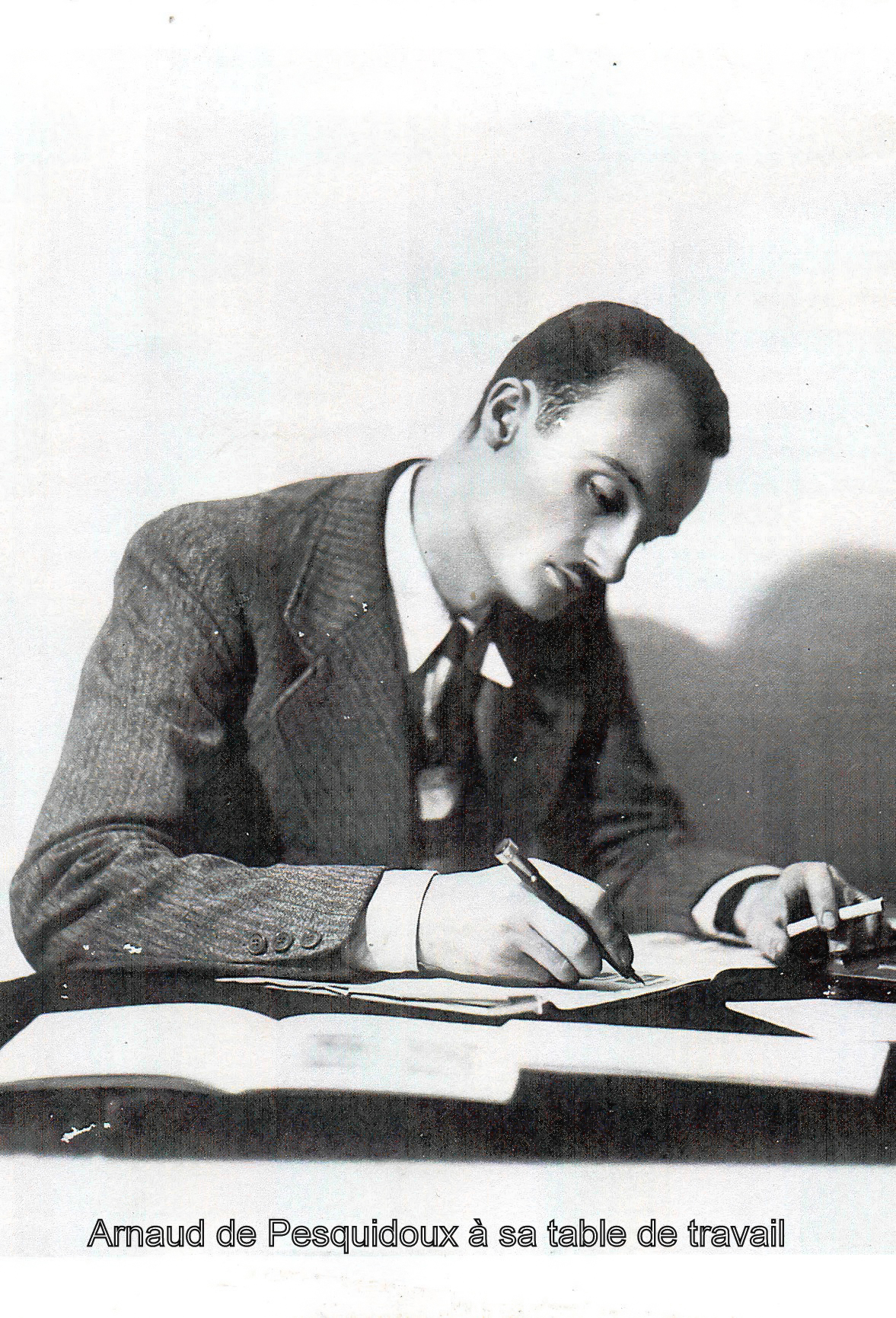 Arnaud de Pesquidoux à sa table de travail.jpg