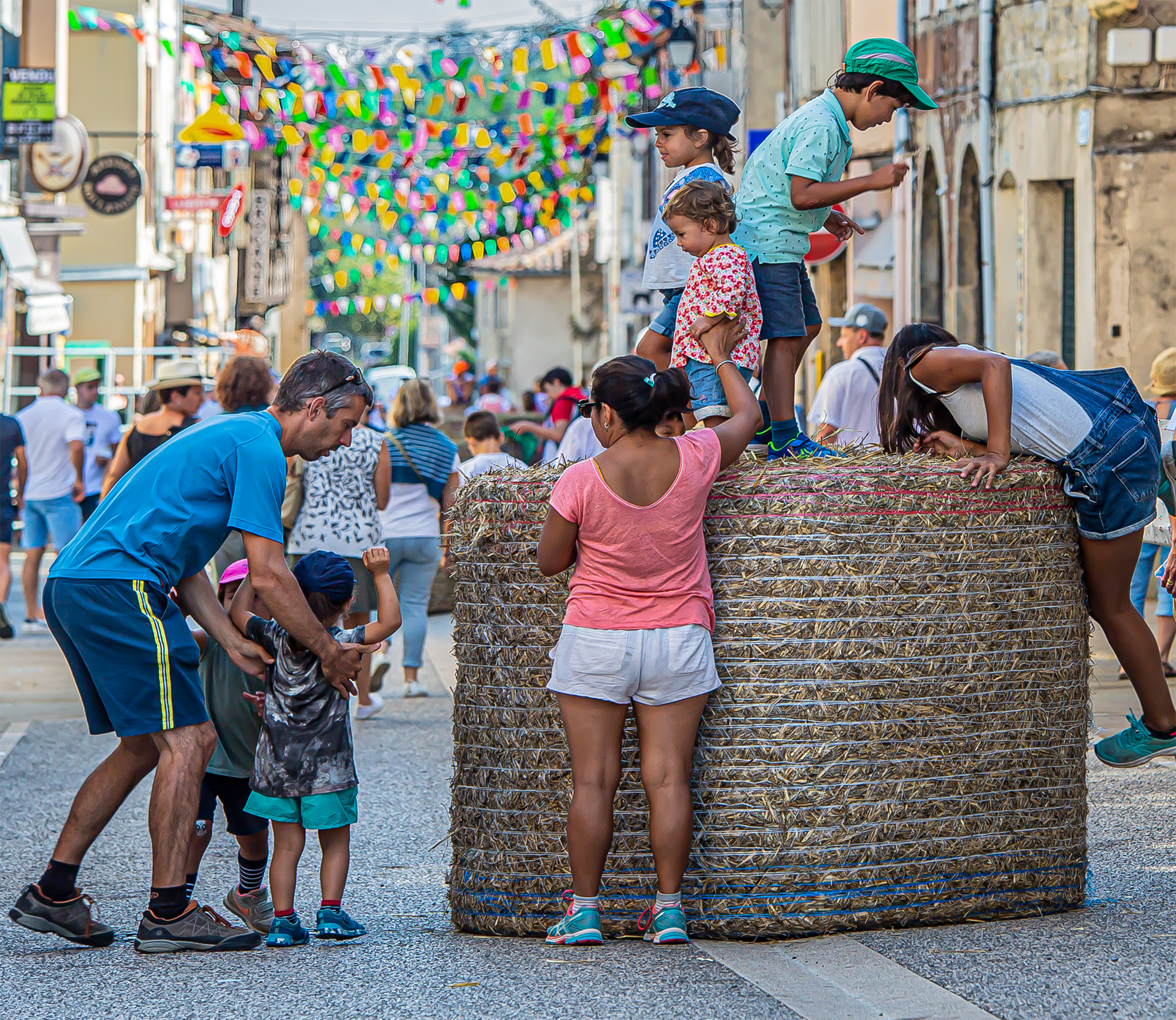 1 Les enfants à l'assaut des balles de foin rue Nationale 1bis 180819.jpg