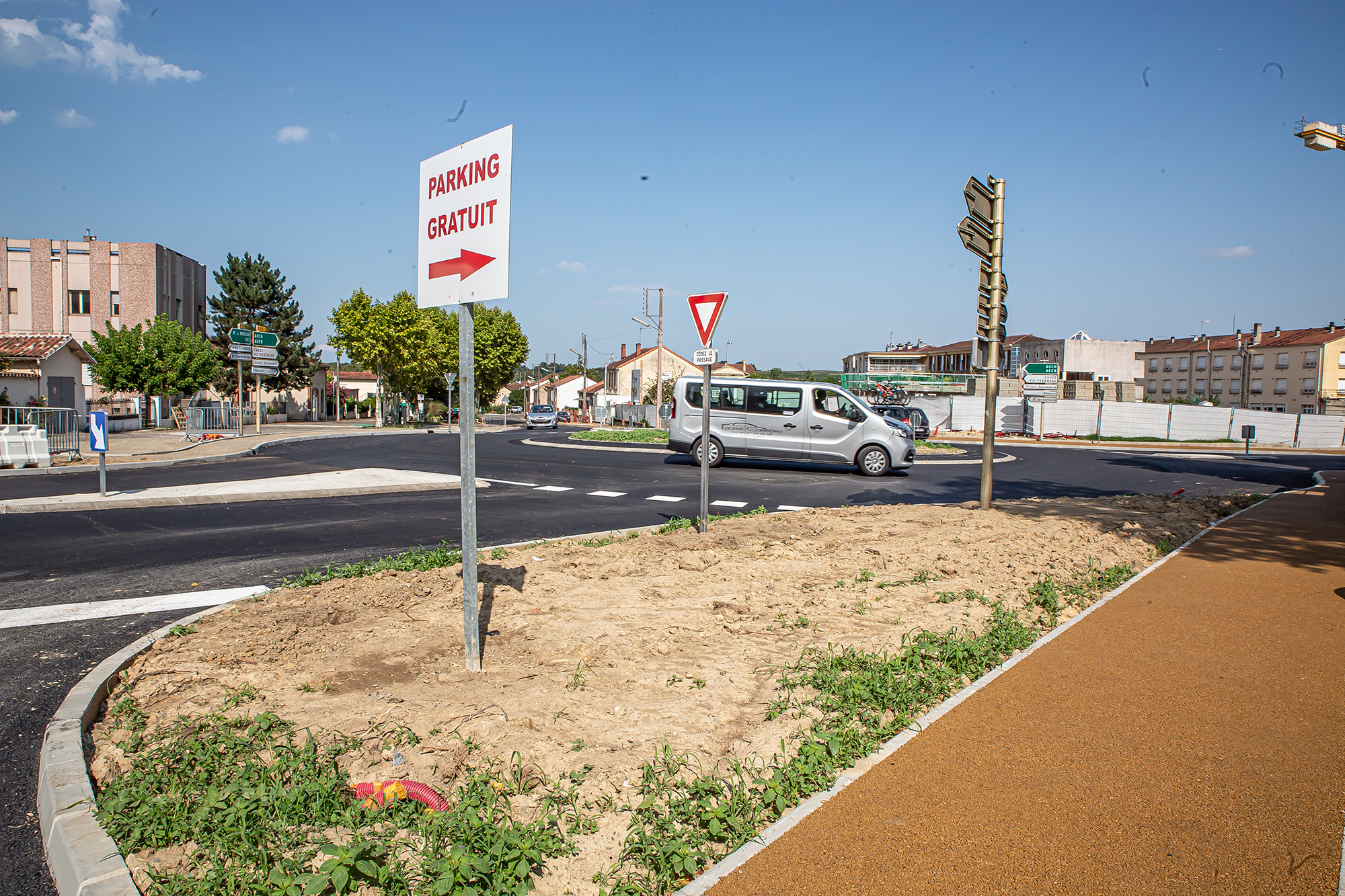 2 Le giratoire vu vers les allées Parisot 1bis 310819.jpg