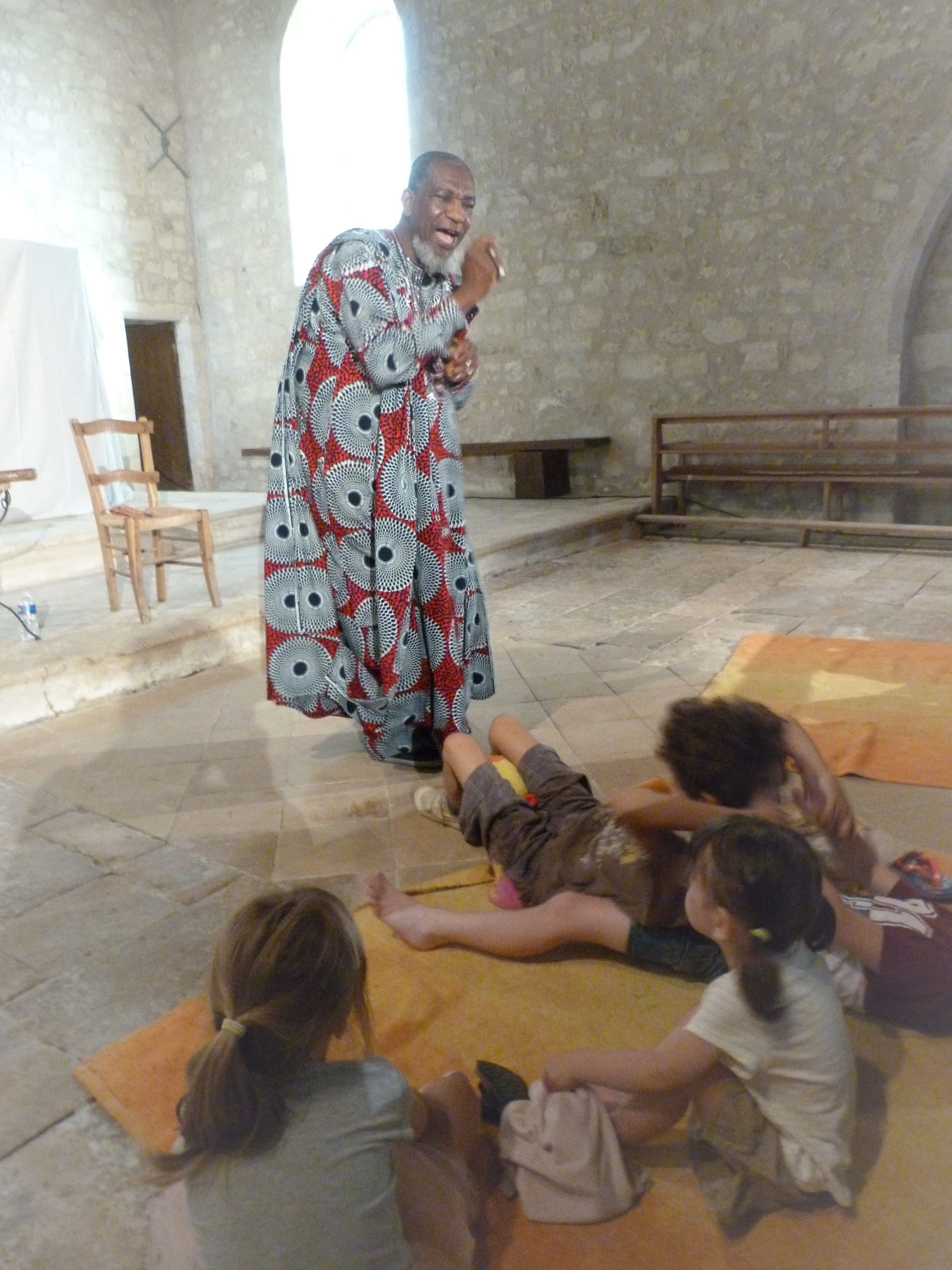 un conteur dans l'église.jpg