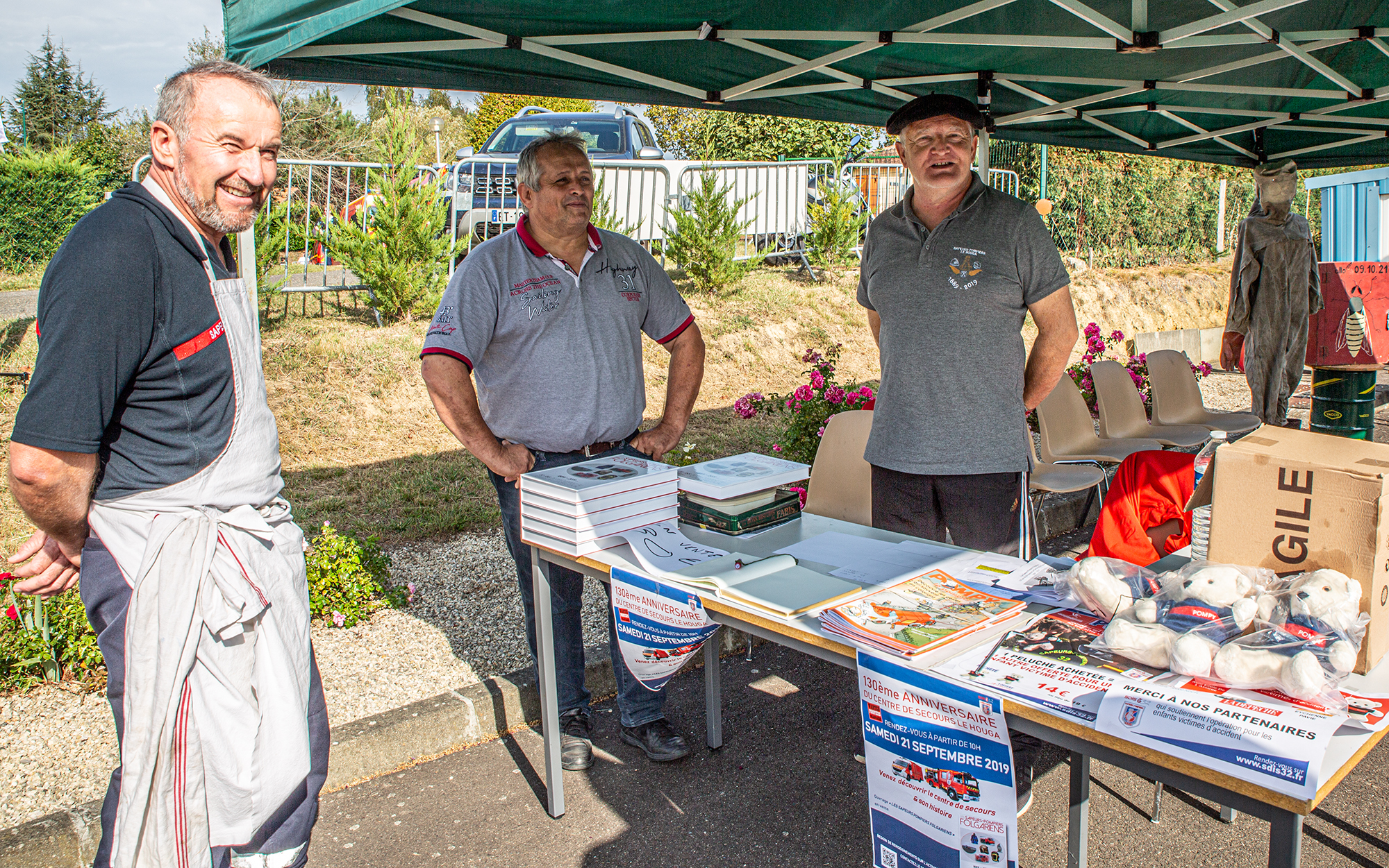 2 Les anciens sapeurs-pompiers vendent le livre souvenir 1bis 210919.jpg