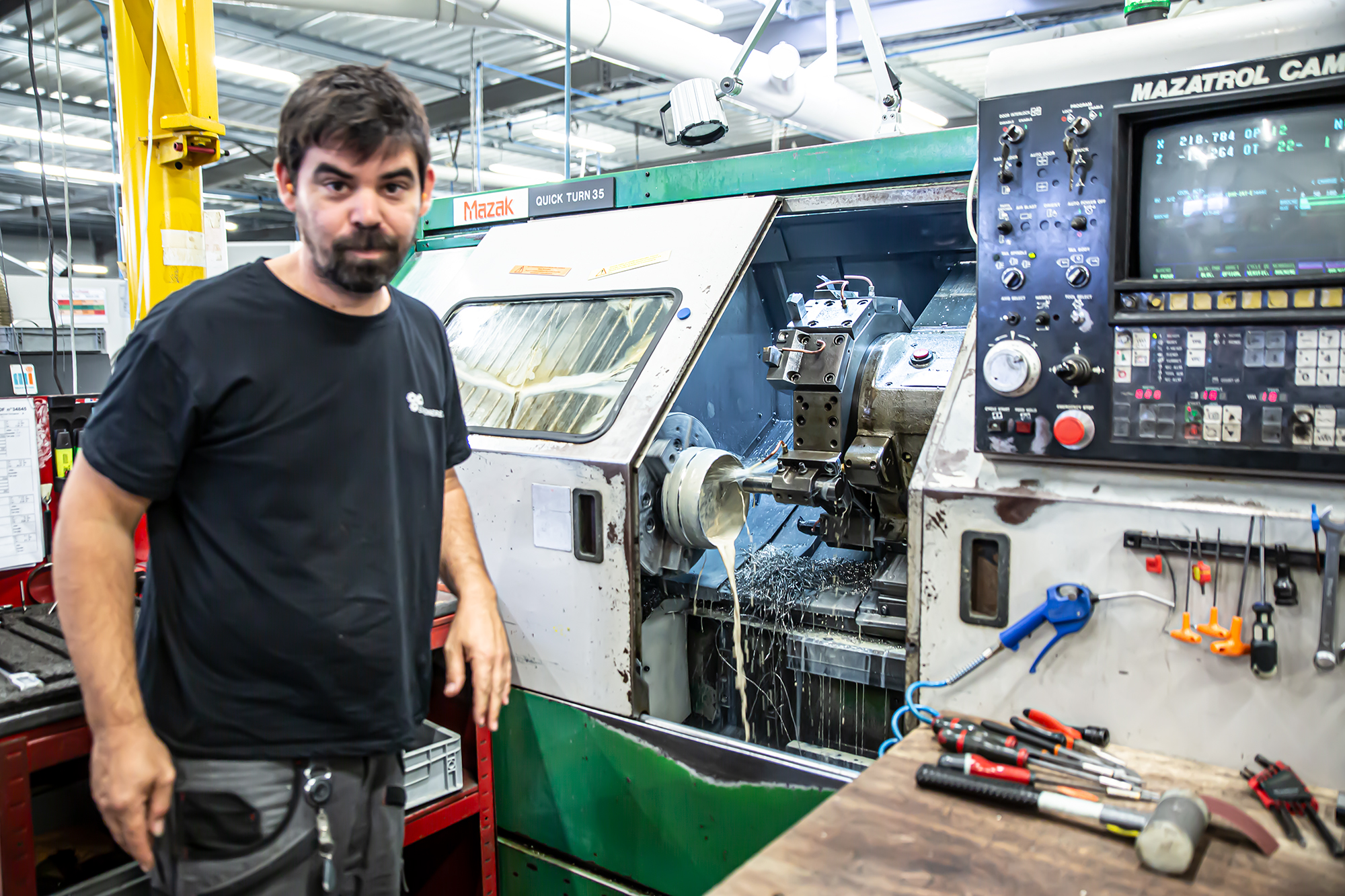 14 Un ouvrier montre sa machine 1bis 240919.jpg