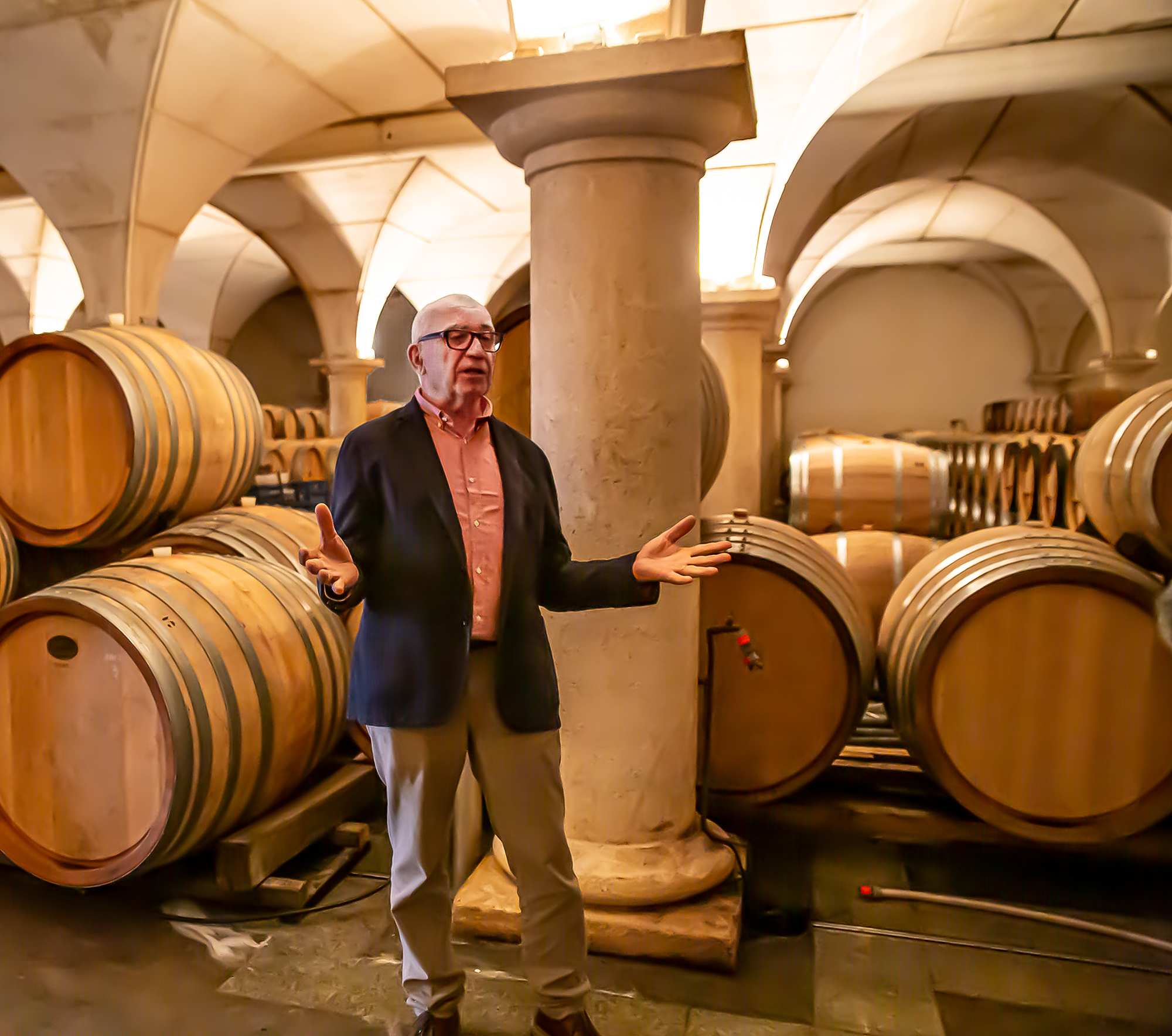 13 Alain Brumont dans le chai du château Montus 1bis 031019.jpg