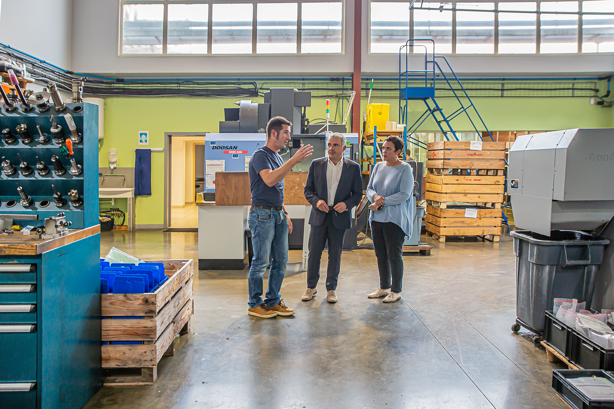 5 Julien Hueso fait visiter l'usine Hueso à Rémi Branet et Laure Lacourt 1bis 041019.jpg