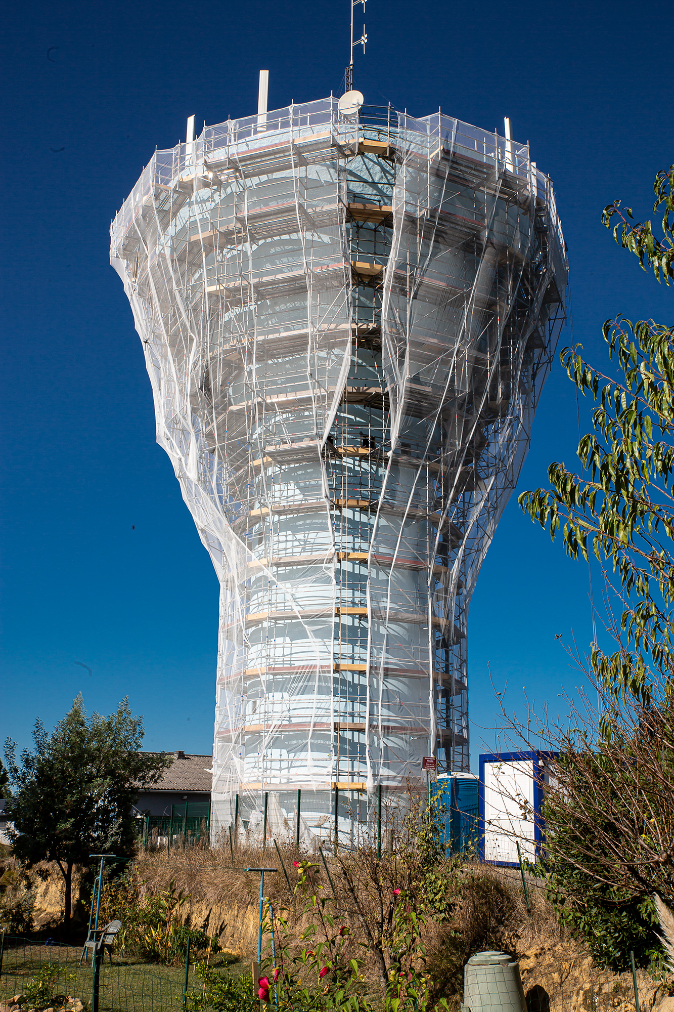 1 Le château d'eau sous échafaudage 1bis 111019.jpg