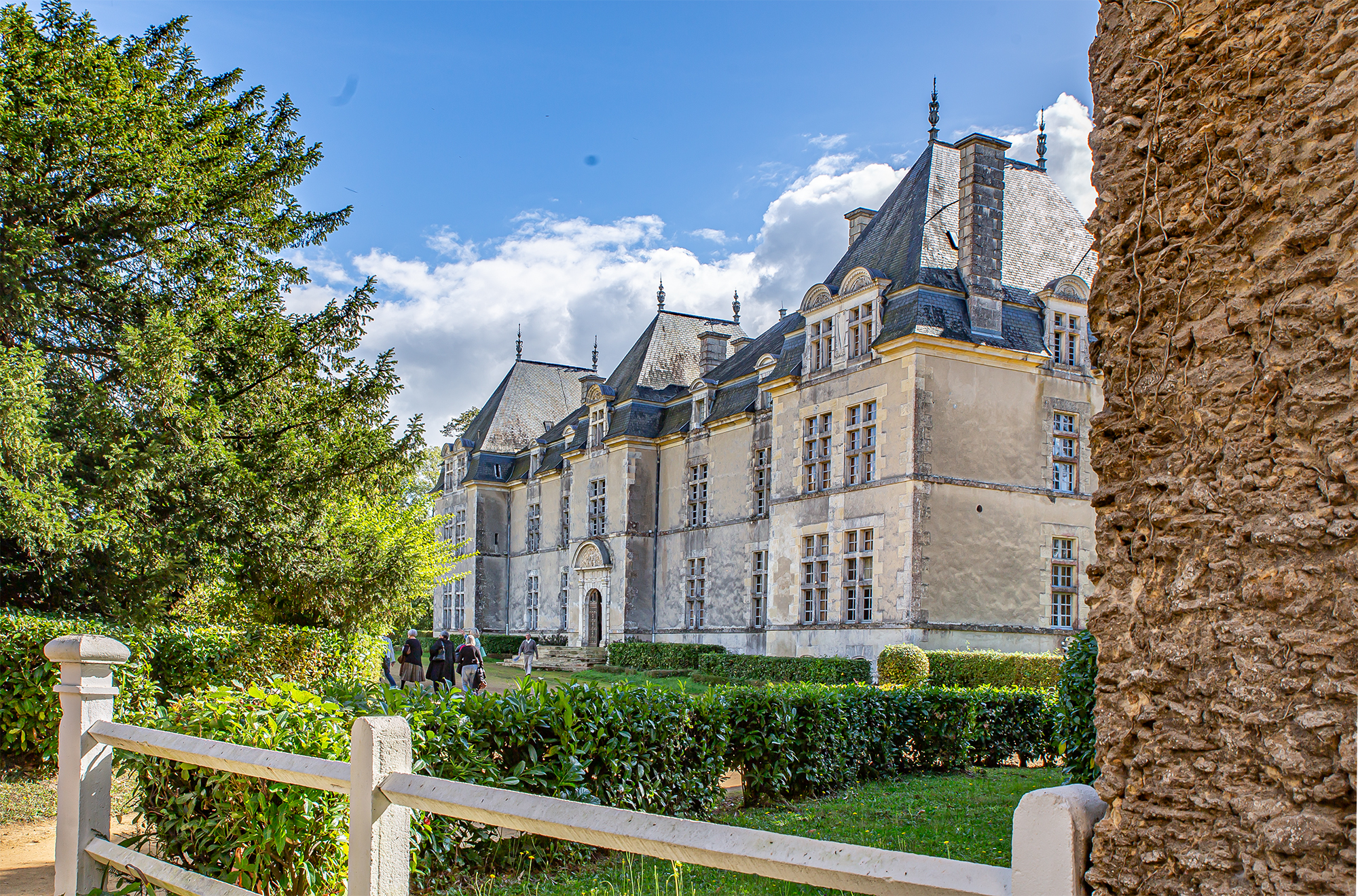 2 Le château de Ravignan surgit 1bis 101019.jpg
