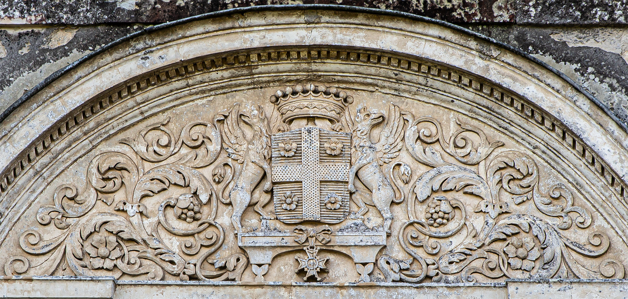 6 Armoiries croix piquetée sur champ d'azur à4 roses, couronne comtale et légion d'honneur donnée par Napoléon 1er  1bis 101019.jpg