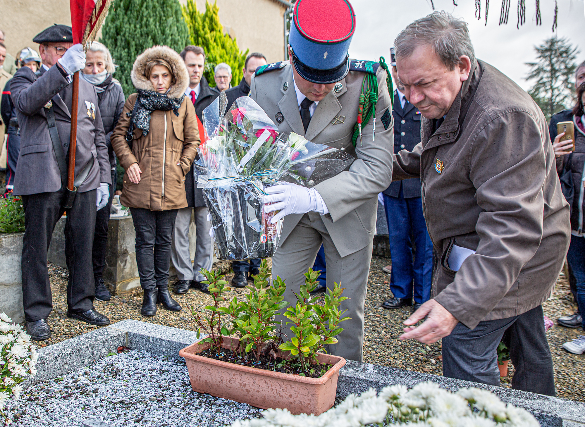 8 Dépôt d'un rosier de mémoire sur la tombe de bruno Rollin 1bis 031119.jpg