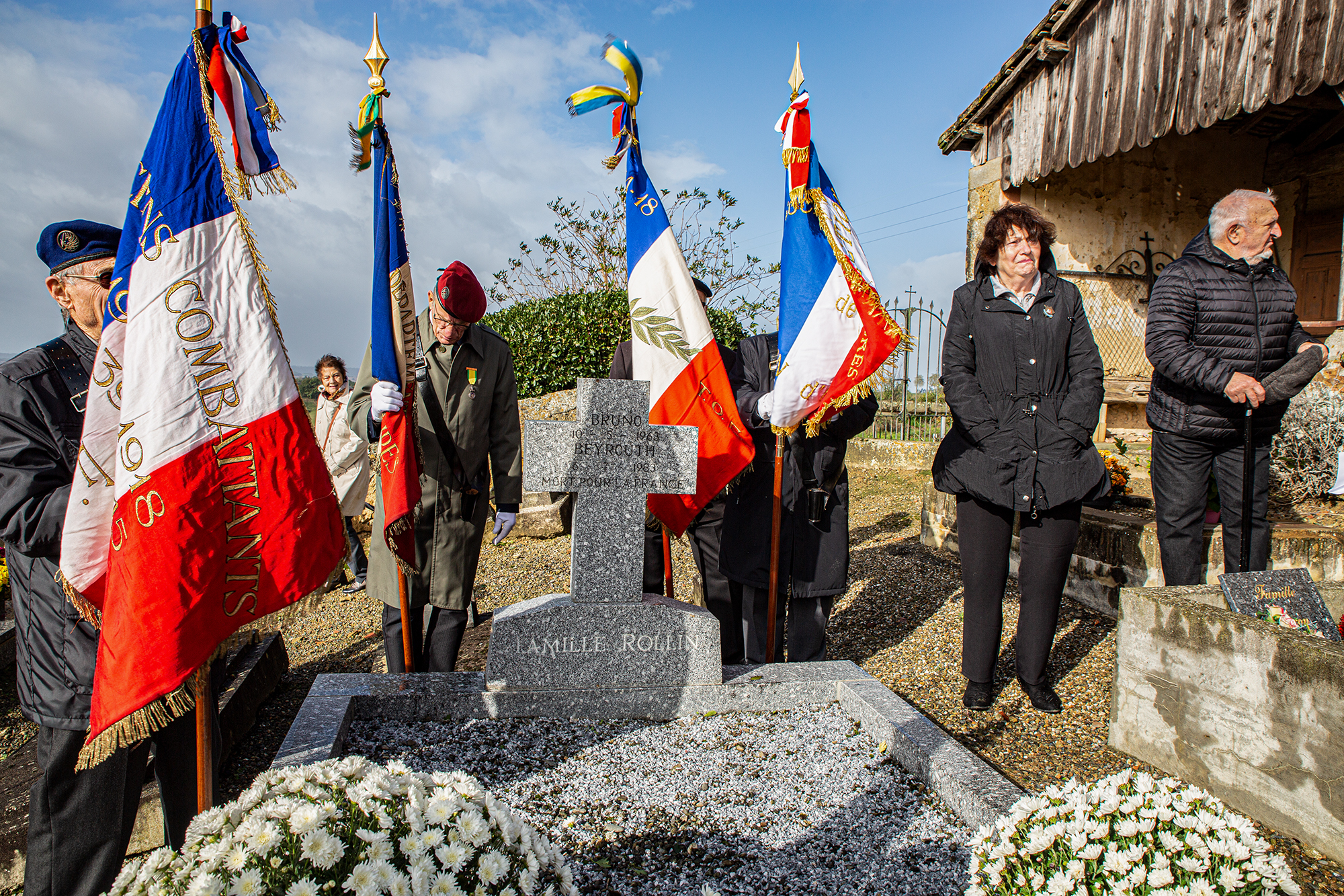 1 On se presse autour de la tombe de Bruno Rollin 1bis 031119.jpg