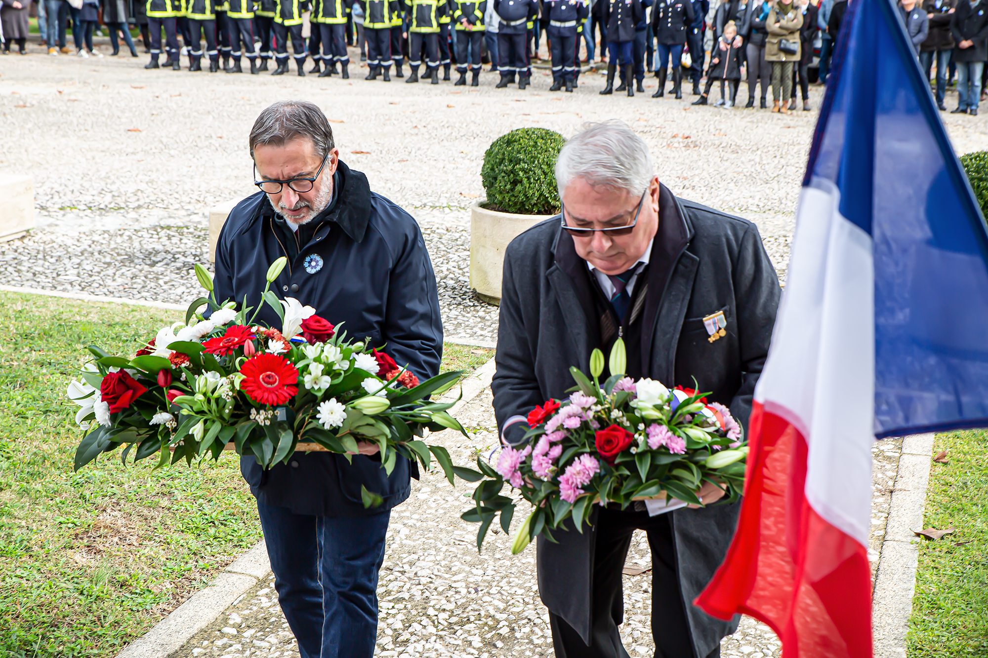 2 Dépôt de gerbes Christian Peyret et Gérard Bragagnolo 1bis 111119.jpg