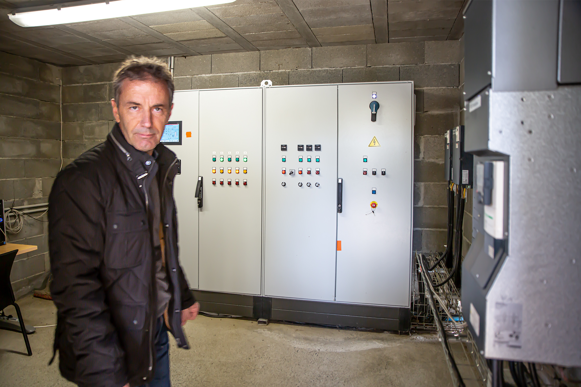 4 Daniel Hourcastagnou montre la salle de commande auto 1bis 201119.jpg