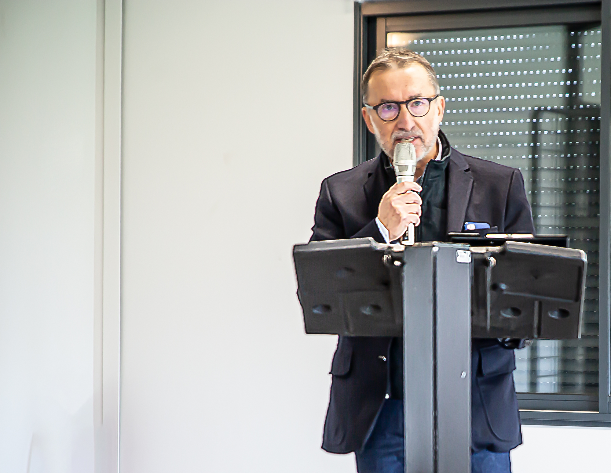 8 Christian Peyret au micro petite salle d'animation 1bis 201119.jpg