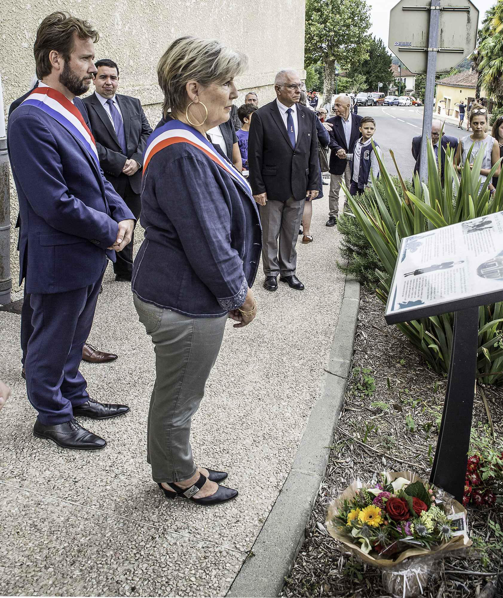 8 Dépôt d'un bouquet au début du parcours de mémoire 1bis 060817.jpg