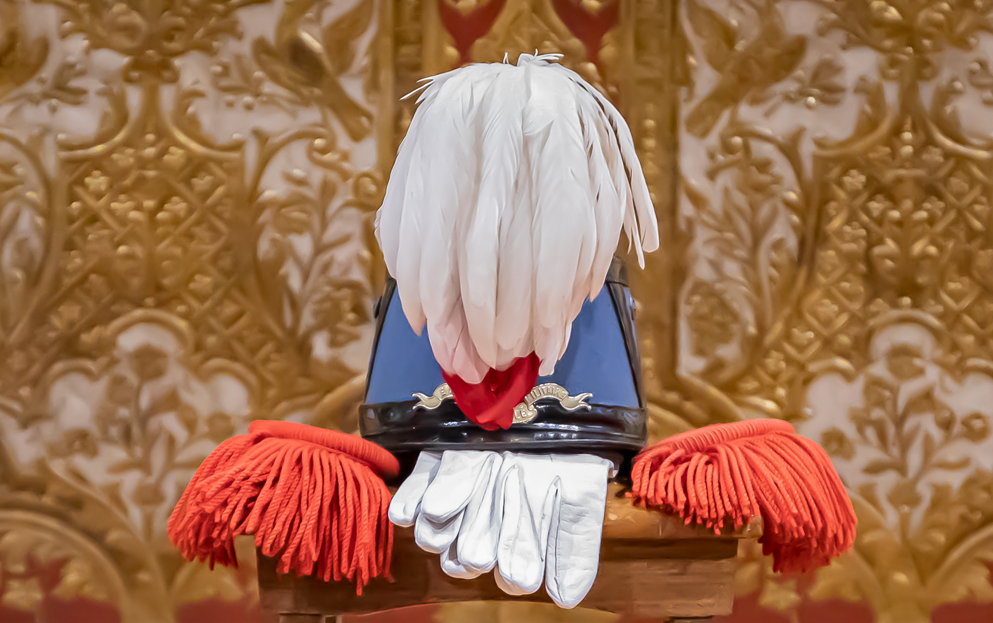 000 Casoar épaulettes et gants blancs 1bis 301119.jpg