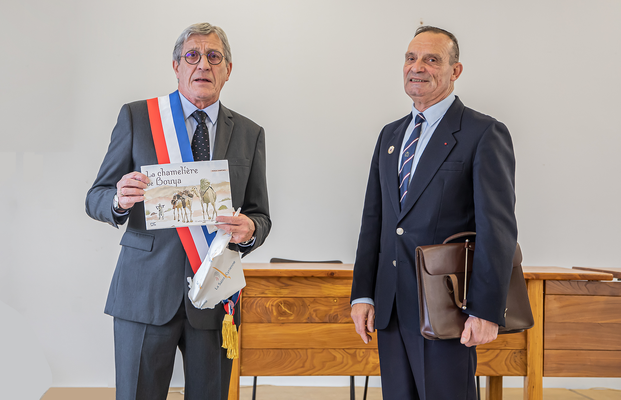 6 Le général De Cleene remet un livre à Michel Espié 1bis 301119.jpg