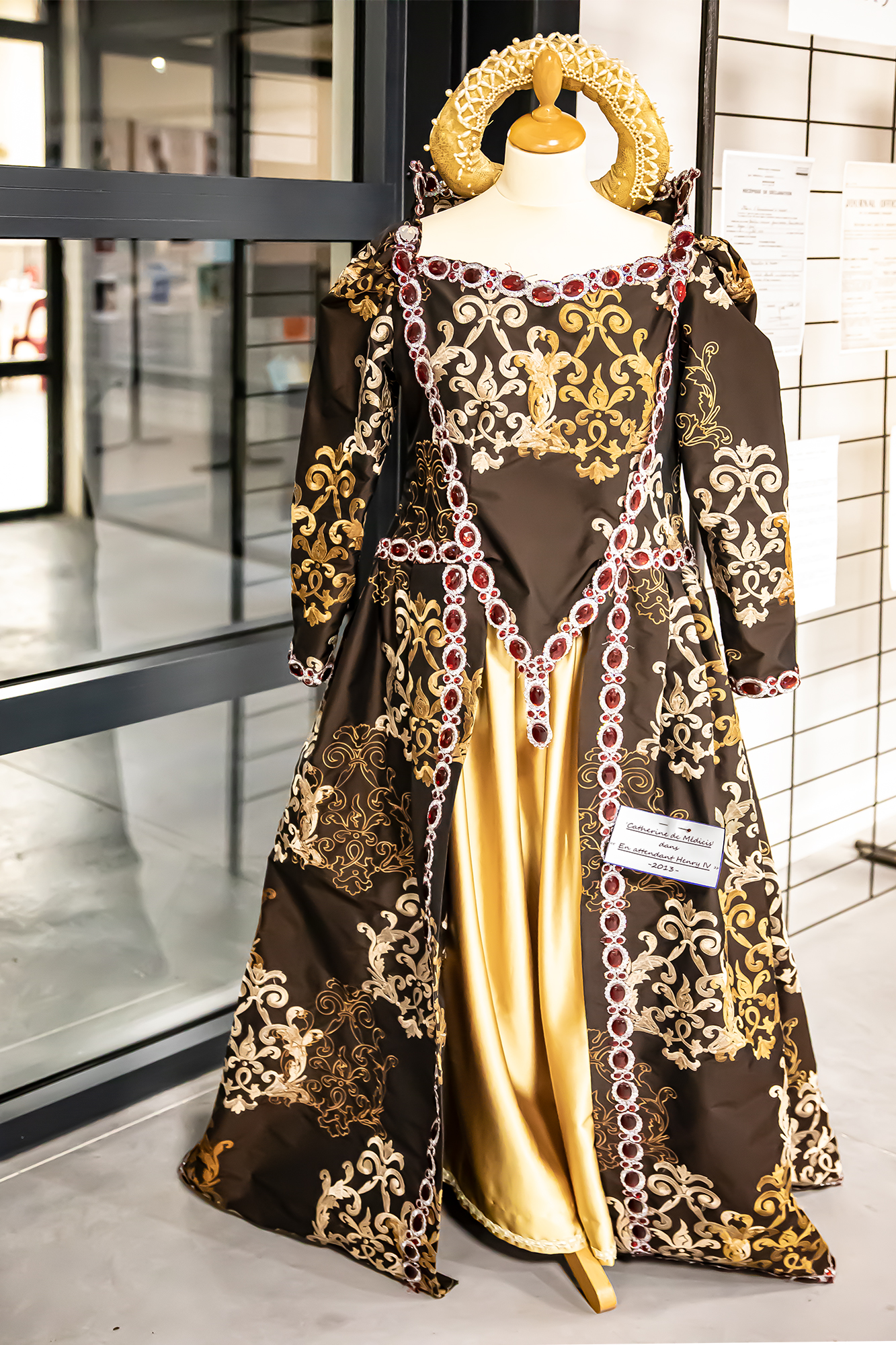 3 Robe de Catherine Medicis En Attendant HIV 2013 1bis 291119.jpg