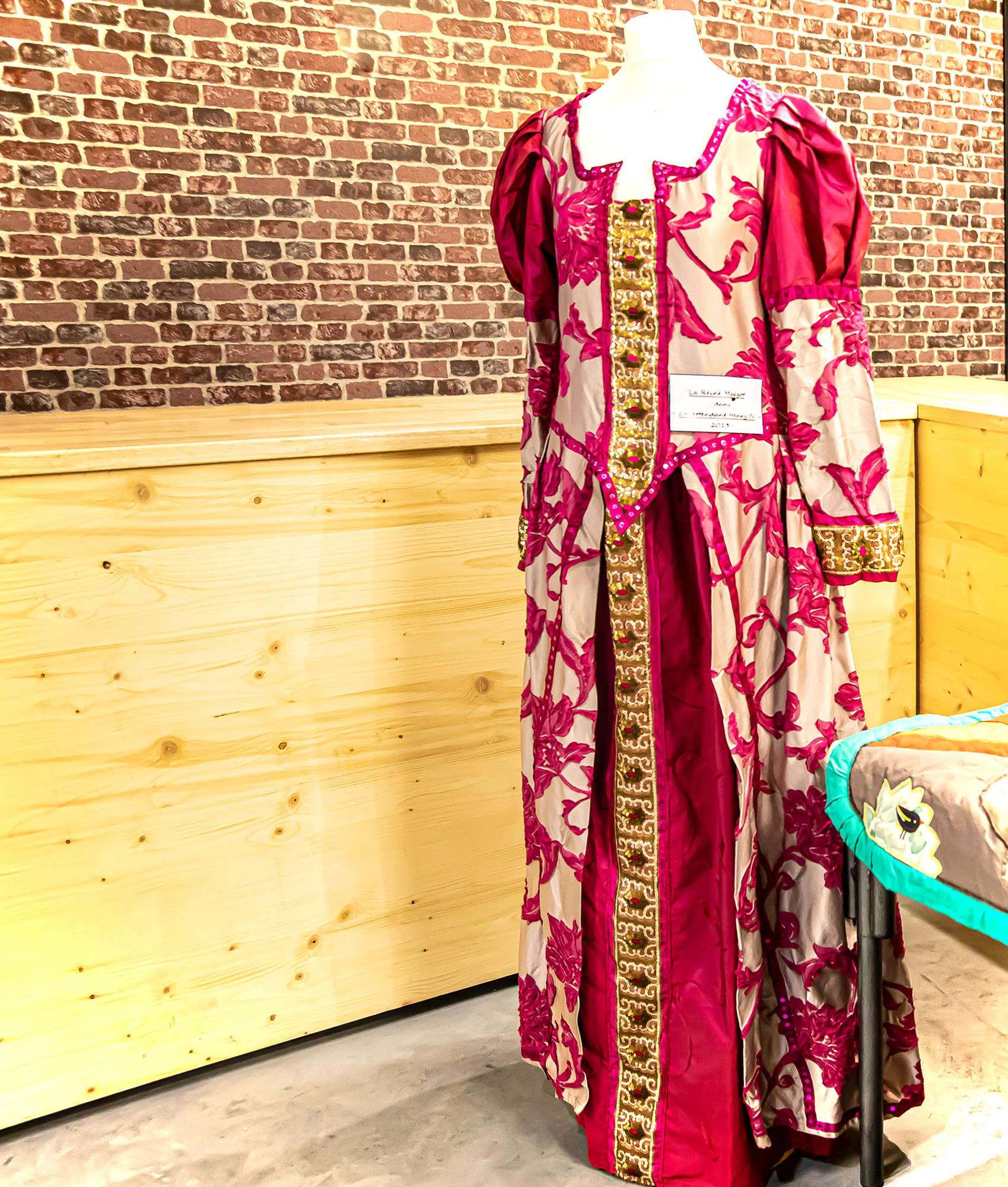 2 Robe Reine Margot En attendant HIV 1bis 081219.jpg