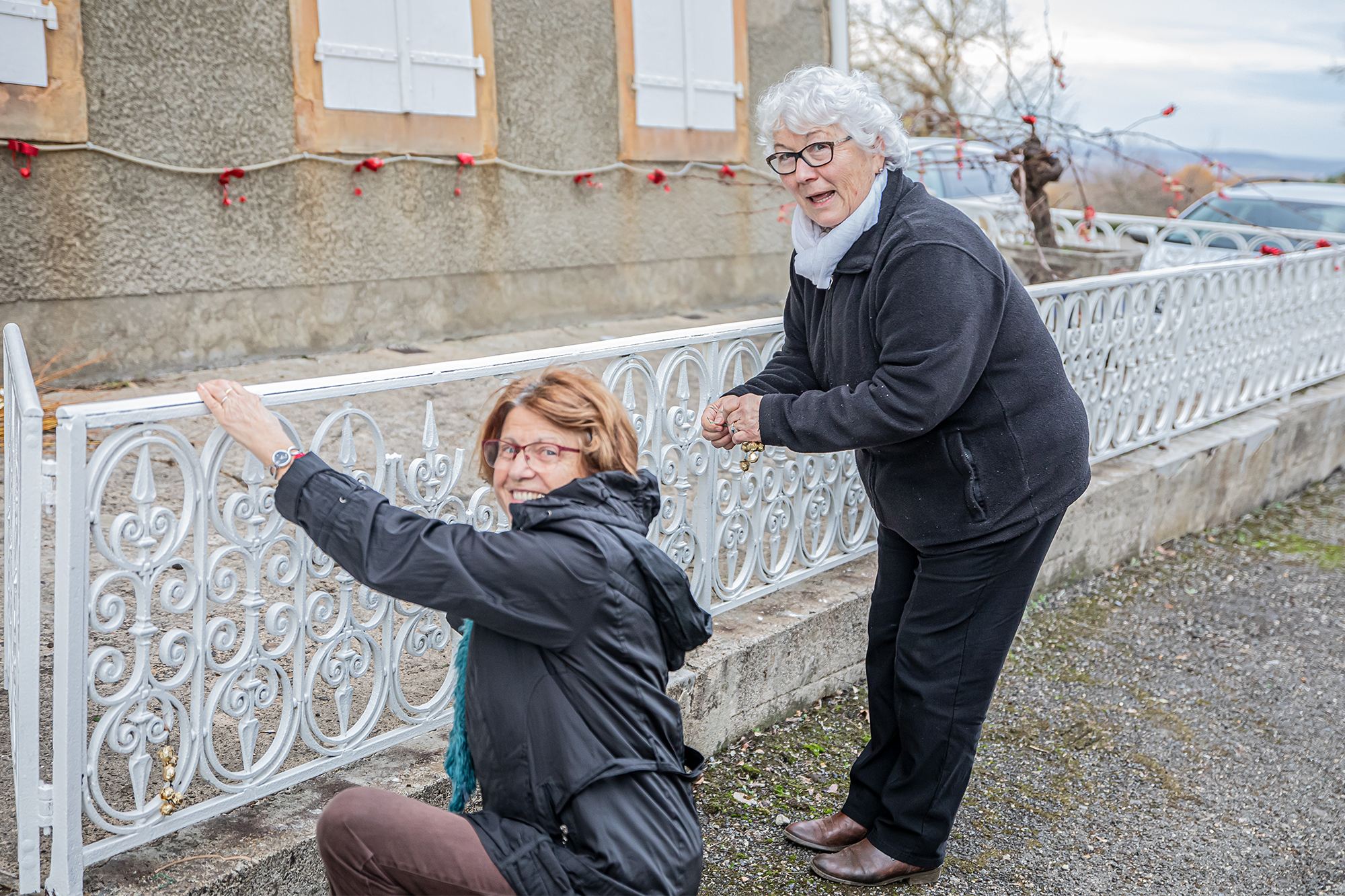 1 Françoise Dubosc et Nadine Cauzette posent des décorations 1bis 161219.jpg