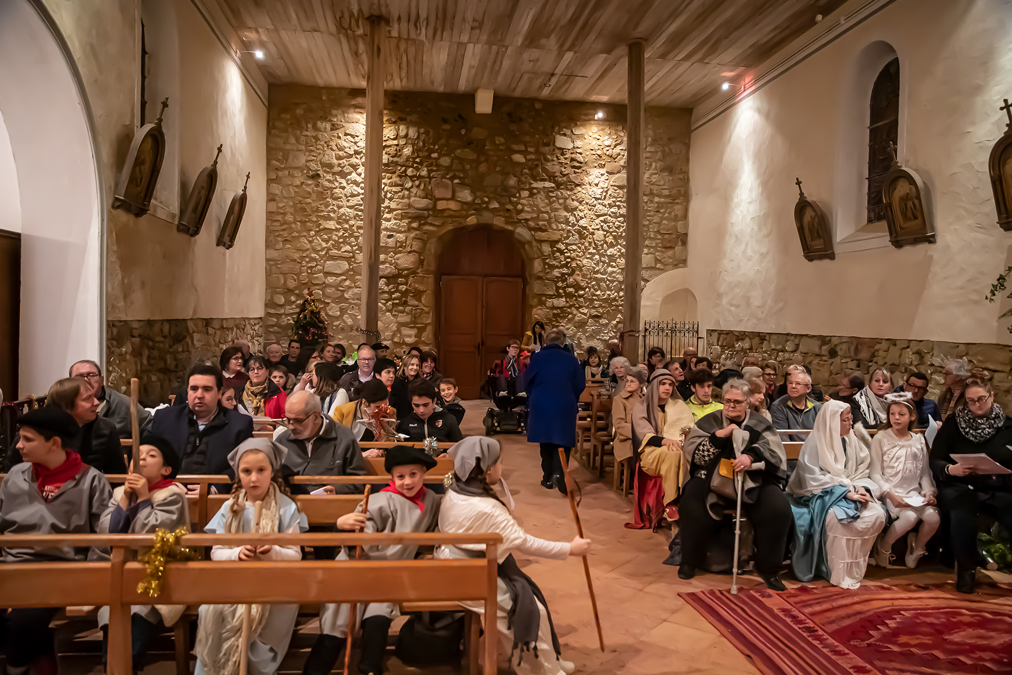 3 L'église avant l'office 1bis 191219.jpg