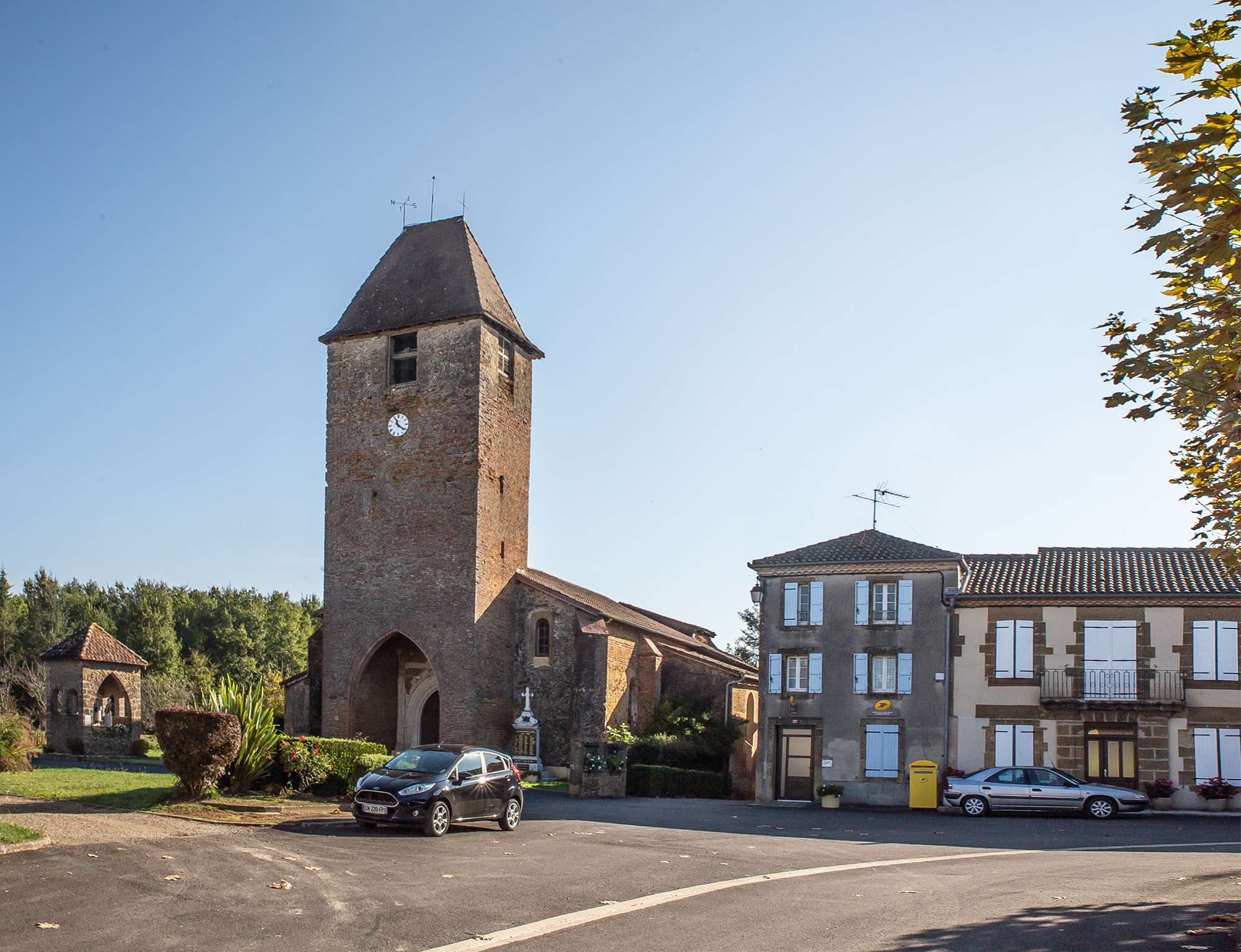 1 Place de Monguilhem avec l'église 1bis 231018.jpg