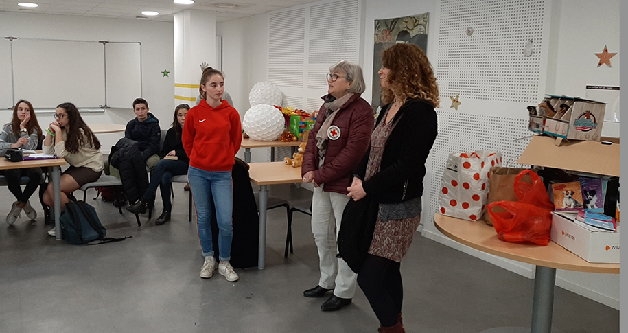 Rencontre des élèves avec les représentants du SMCD et la croix rouge.jpg