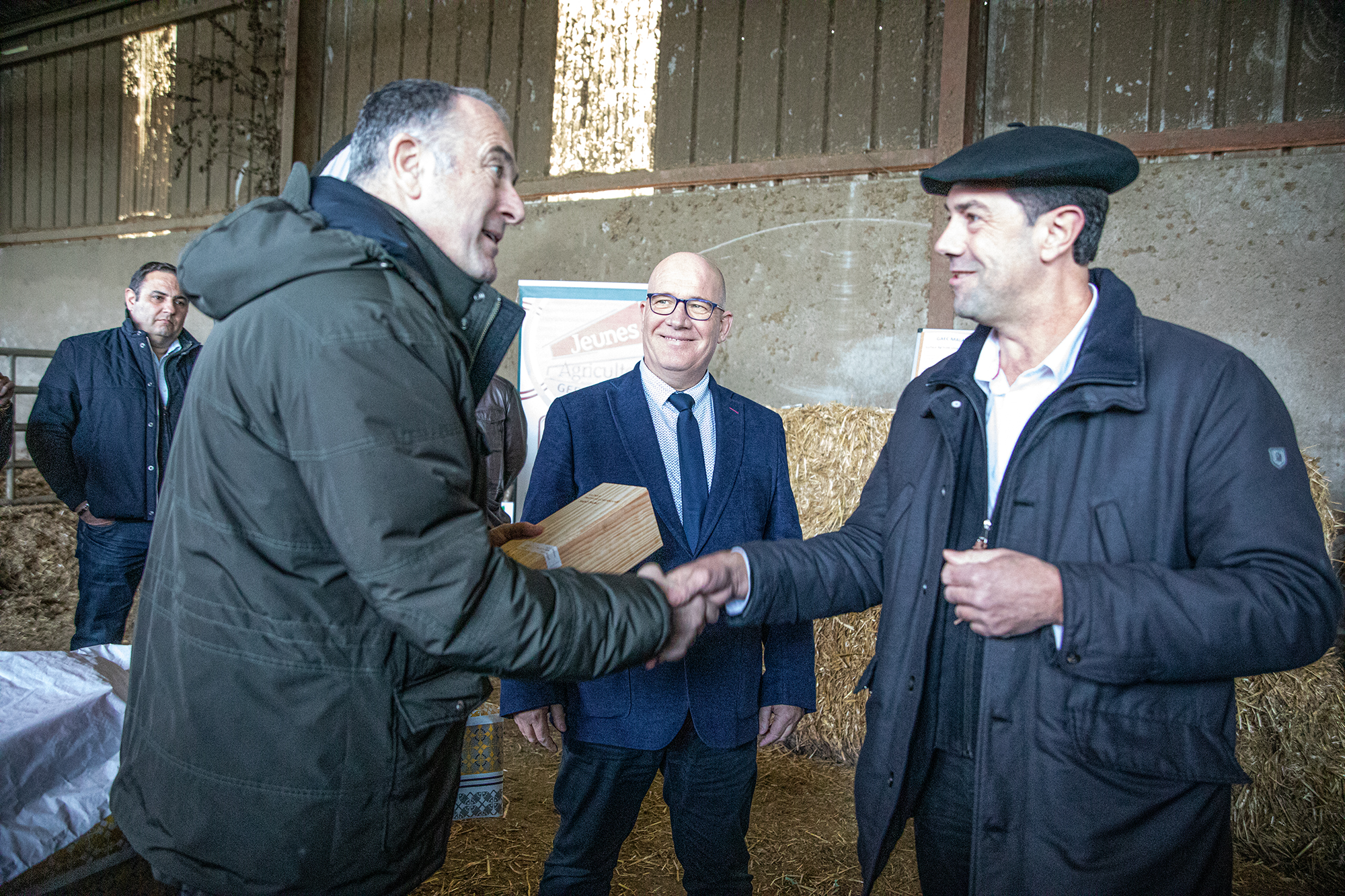 12 Joël Boueilh fait un cadeau au ministre Didier guillaume 1bis 100120.jpg