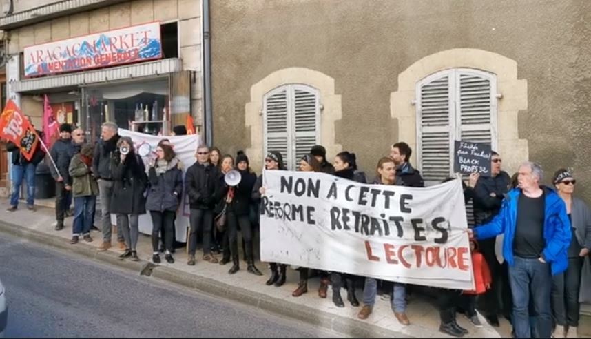 Devant permanence Cazeneuve.JPG