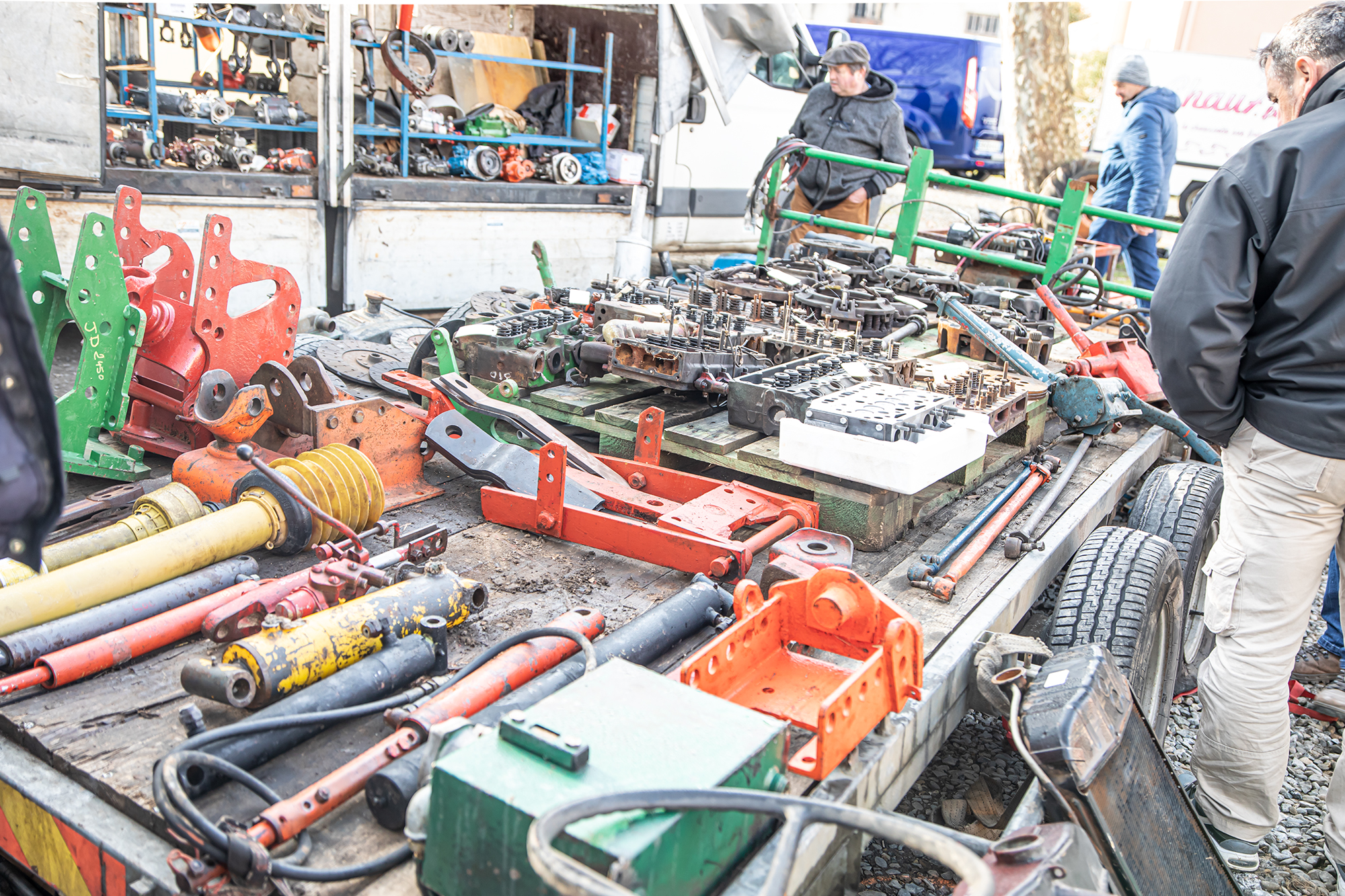 7 Profusion d'outillage et de pièces1bis 080220.jpg