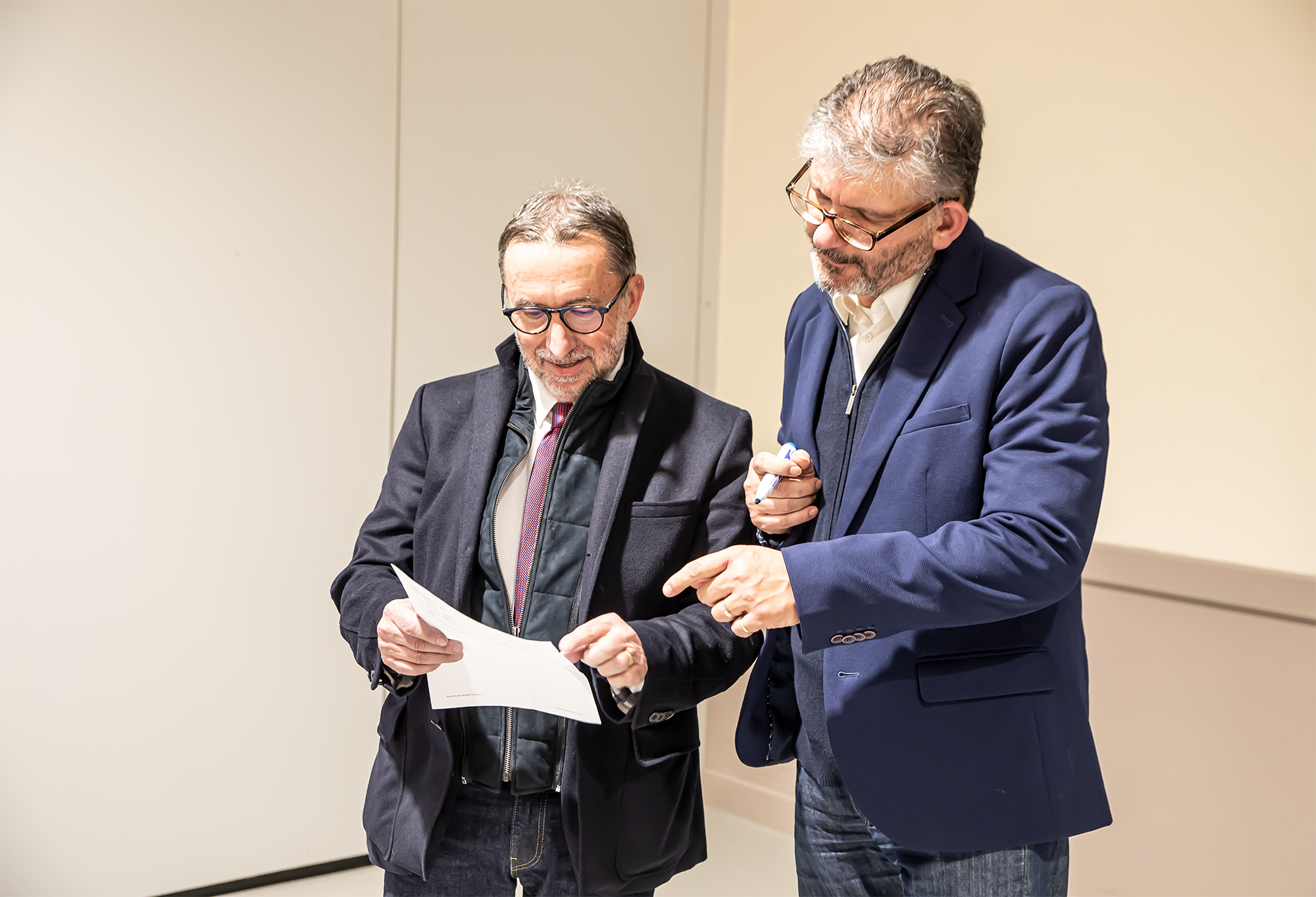 2 Christian Peyret et Patrick Ferrer examinent les résultats 1bis 150320.jpg