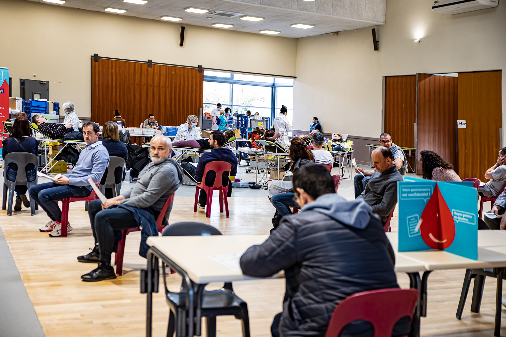 1 Les volontaires attendent leur tour 1bis 230320.jpg