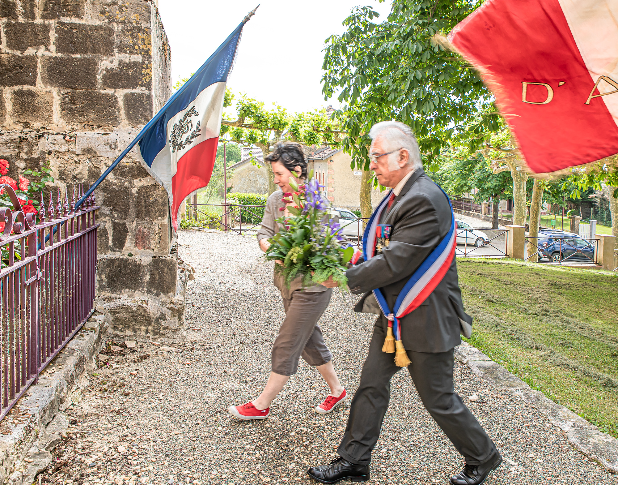 3 Dépôt de gerbe par Jean-Pierre Ducasse 1bis 080520.jpg
