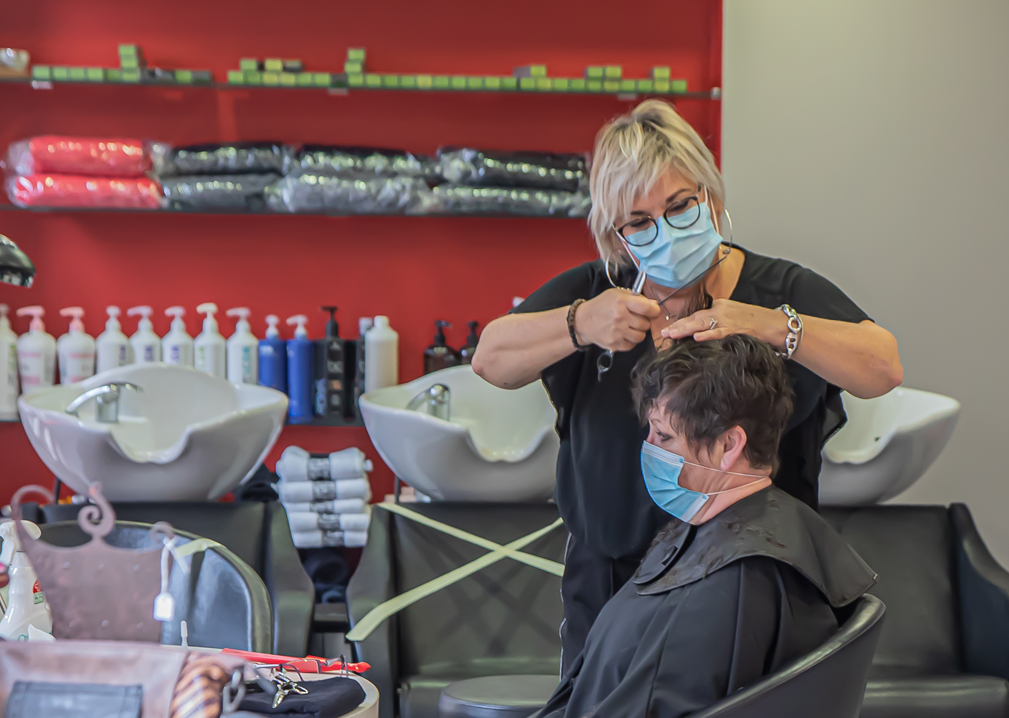 3 Christine coiffeuse au travail 1bis 120520.jpg