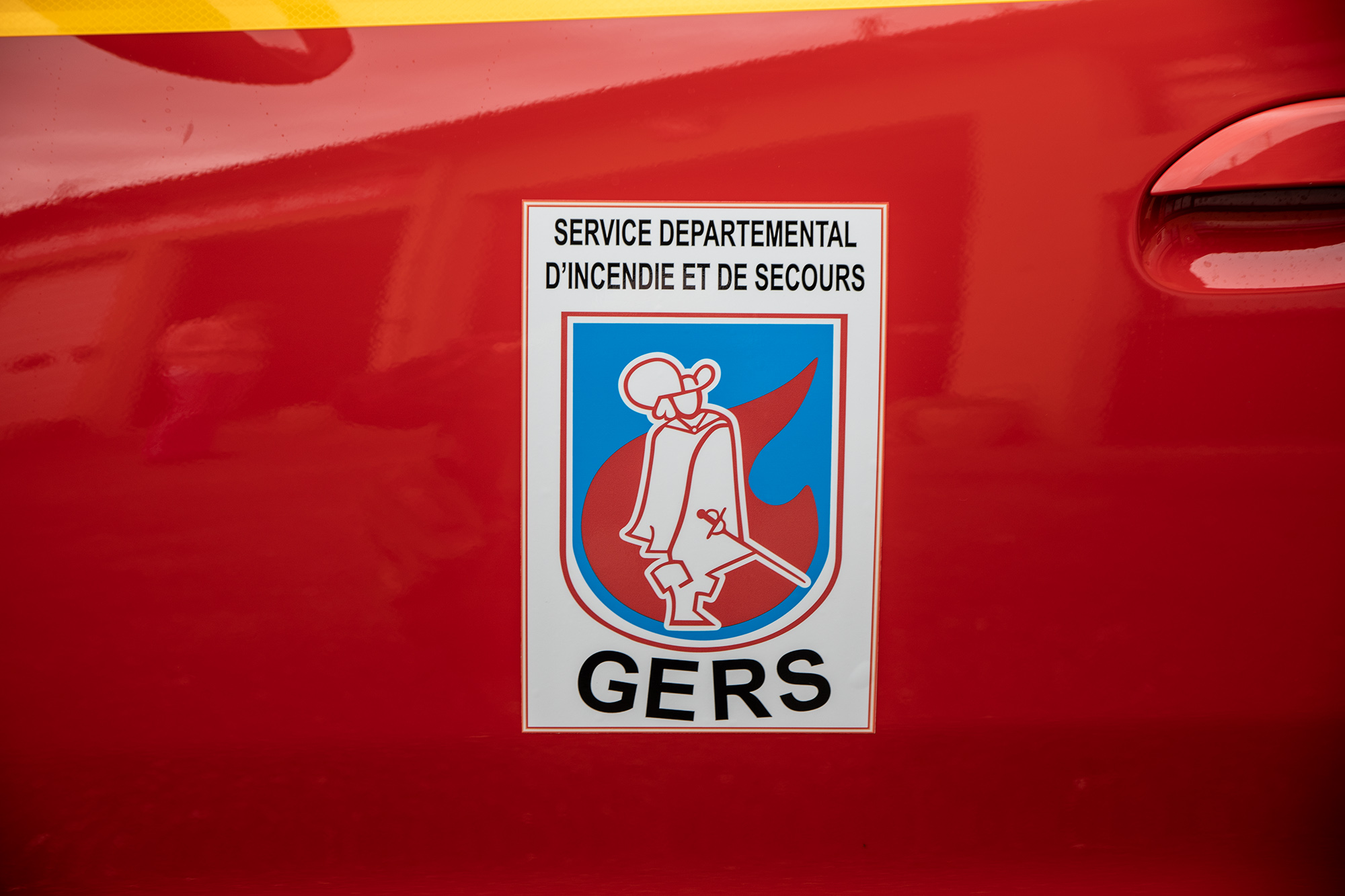 6 INsigne du SDIS sur le Duster 1bis 140520.jpg
