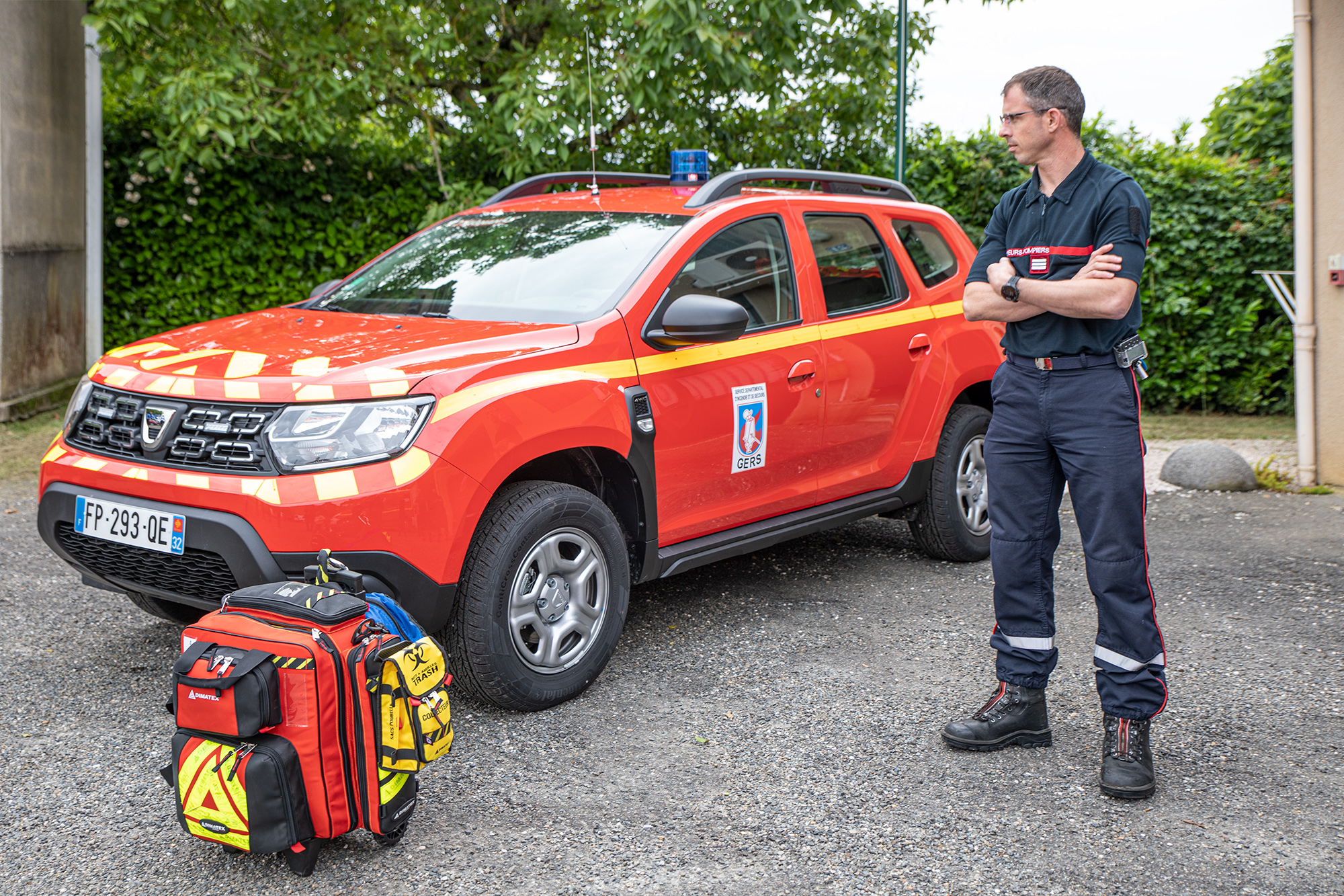 3 Le cp médecin  Florent Zadro présente le matériel médical embarqué 1bis 140520.jpg