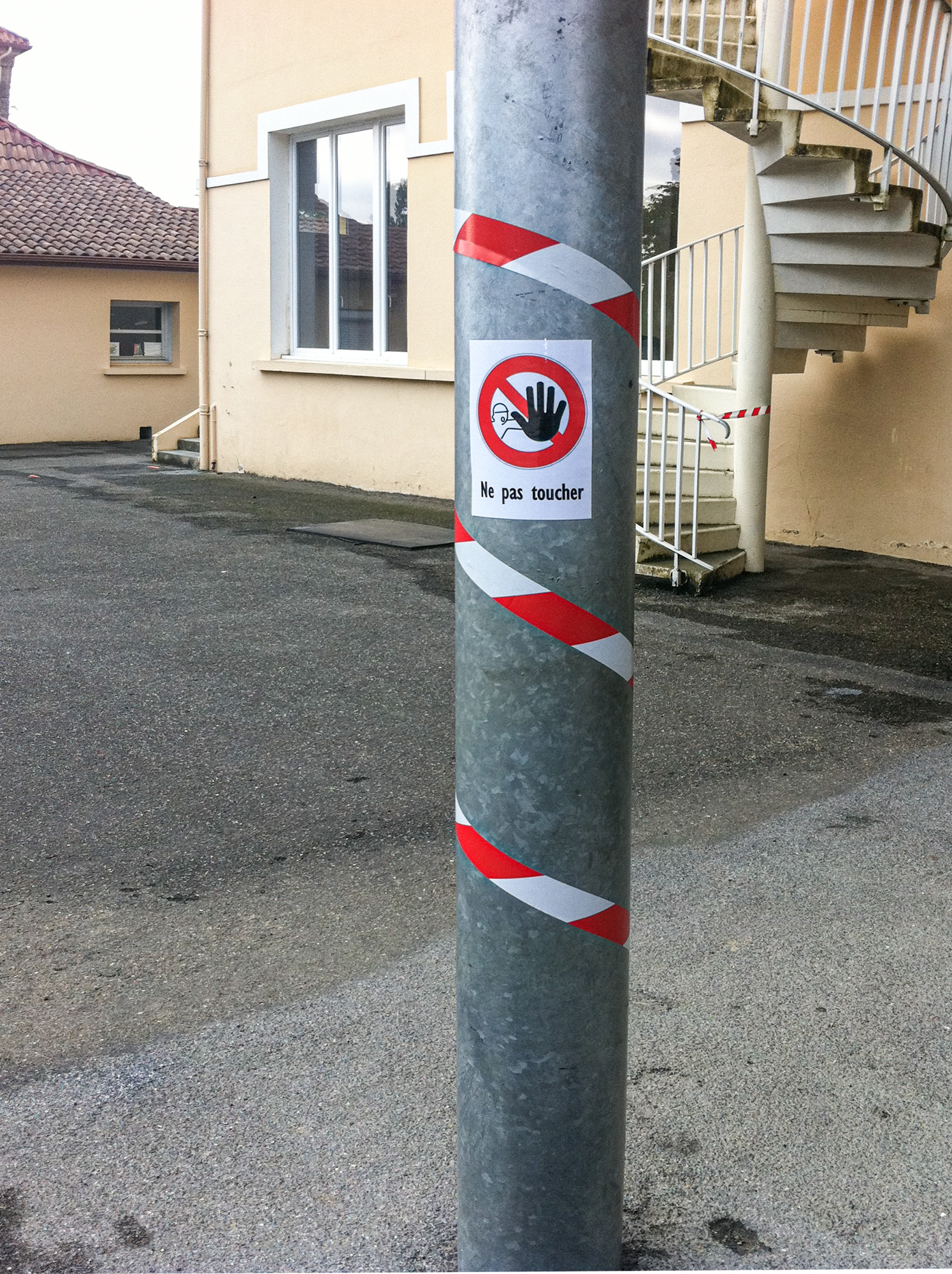 2 DR Poteau à ne pas toucher dans cour au Houga 1bis 150520.jpg