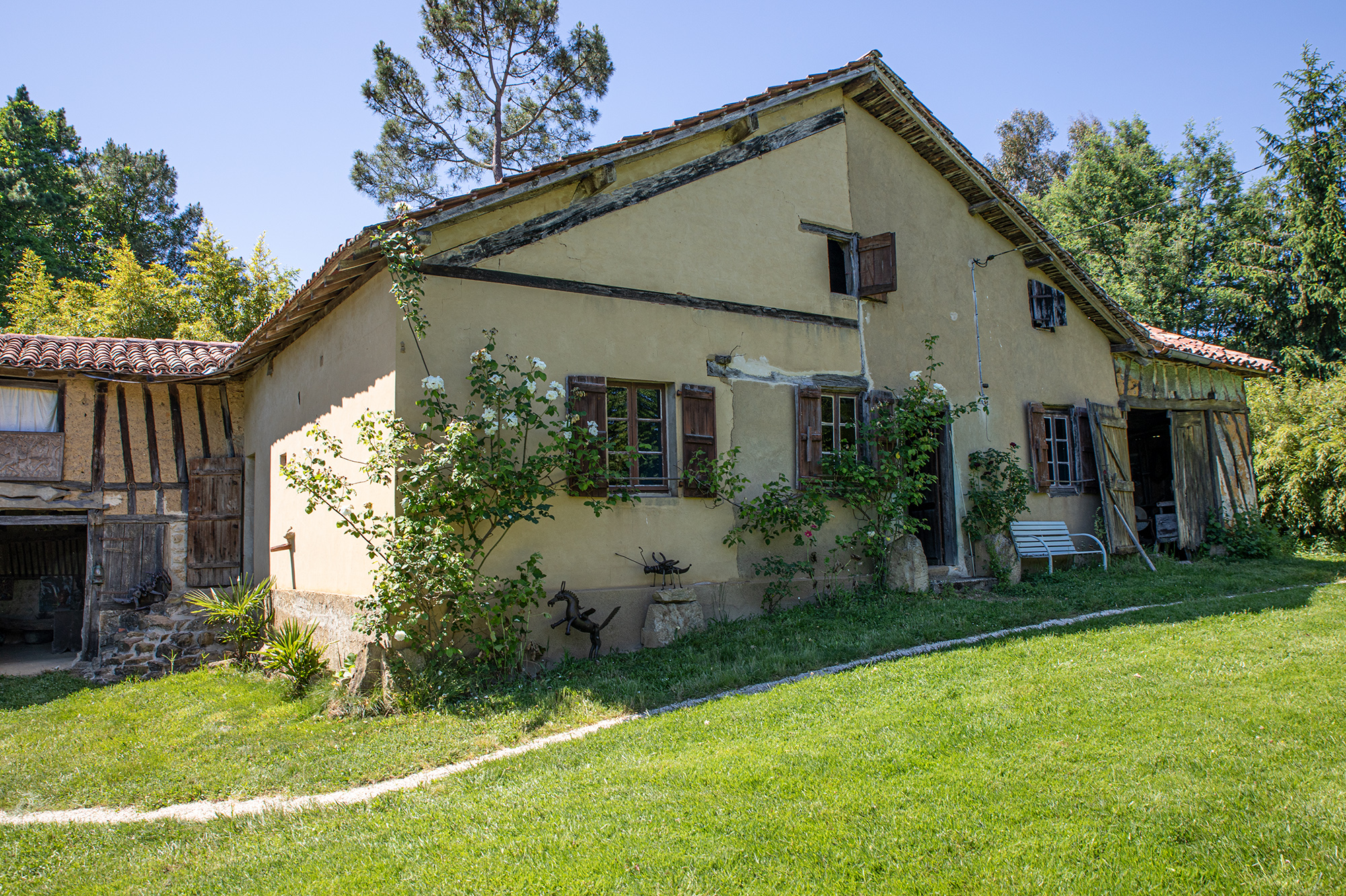 5 La ferme avec meubles anciens et salle d'expo 1bis 200520.jpg